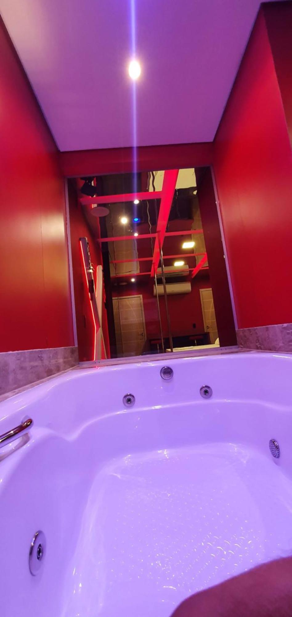 Deluxe Suite Spa Bath