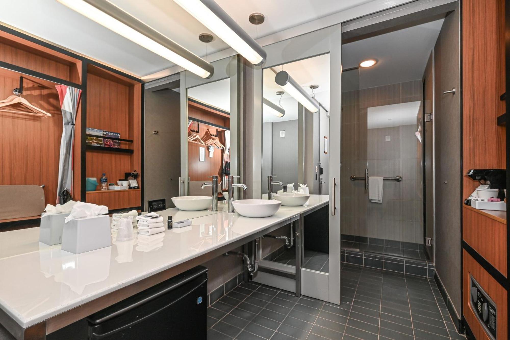 Queen Room Two Queen Beds Bathtub Mobility Access or Hearing Accessible,1553243557:JPEG