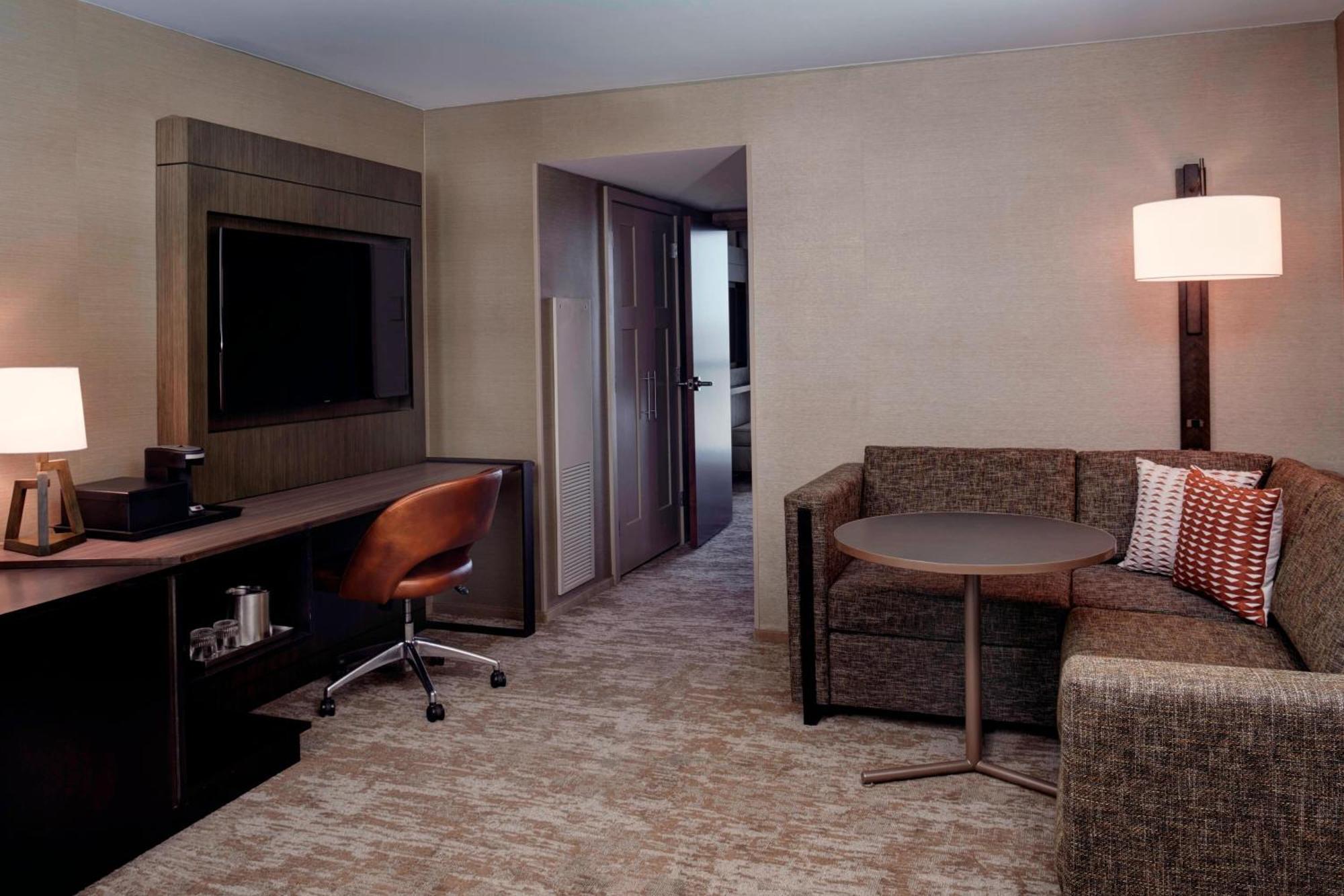 One-Bedroom King Suite Sofa Bed,1550828149:JPEG