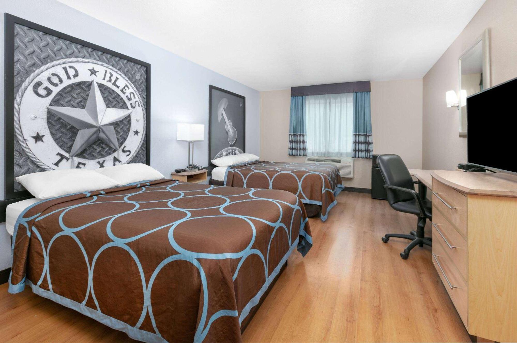Double Room Two Double Beds Bath Tub Mobility Accessible or Non-Smoking
