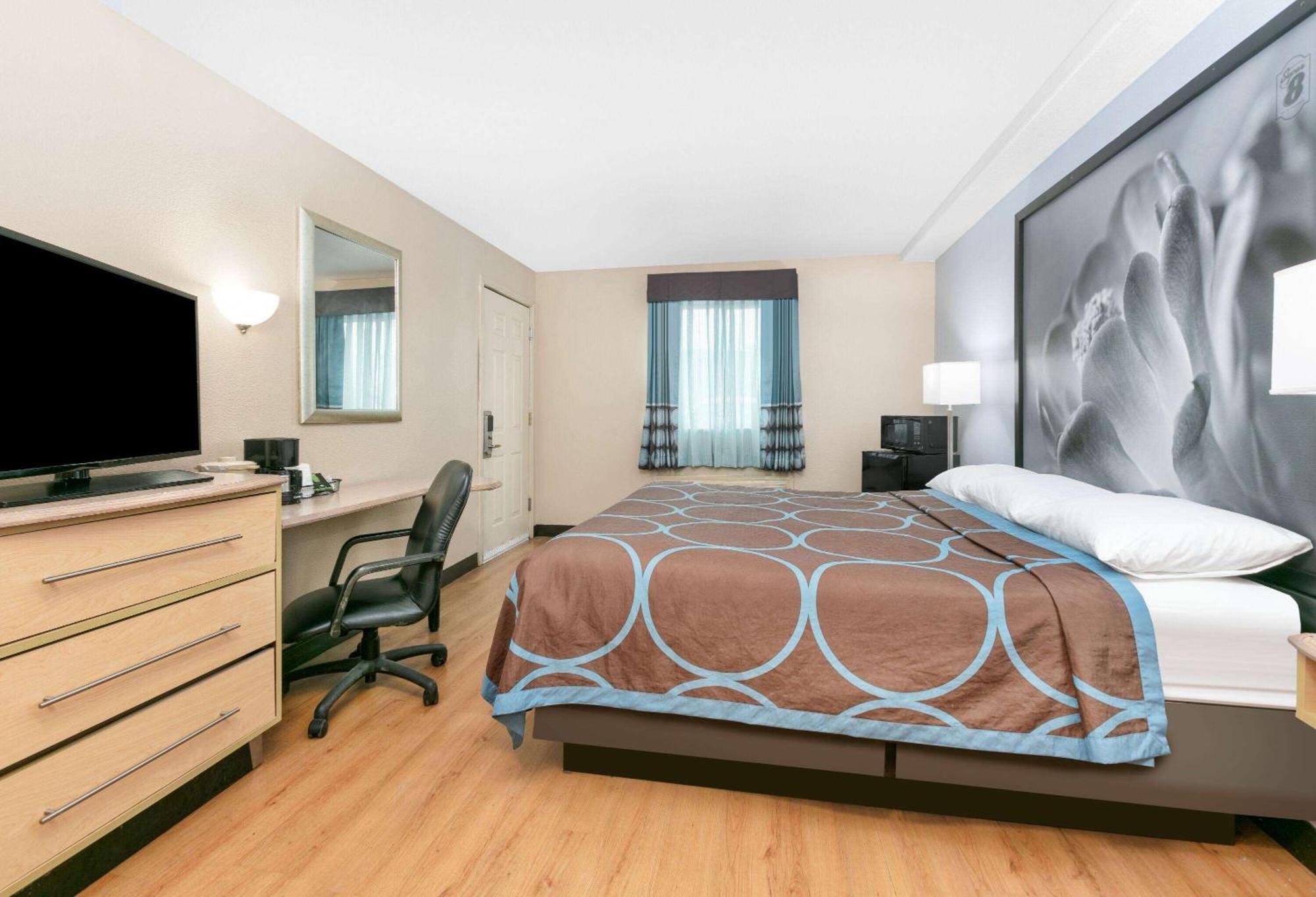 King Room Bath Tub Mobility Accessible or Non-Smoking