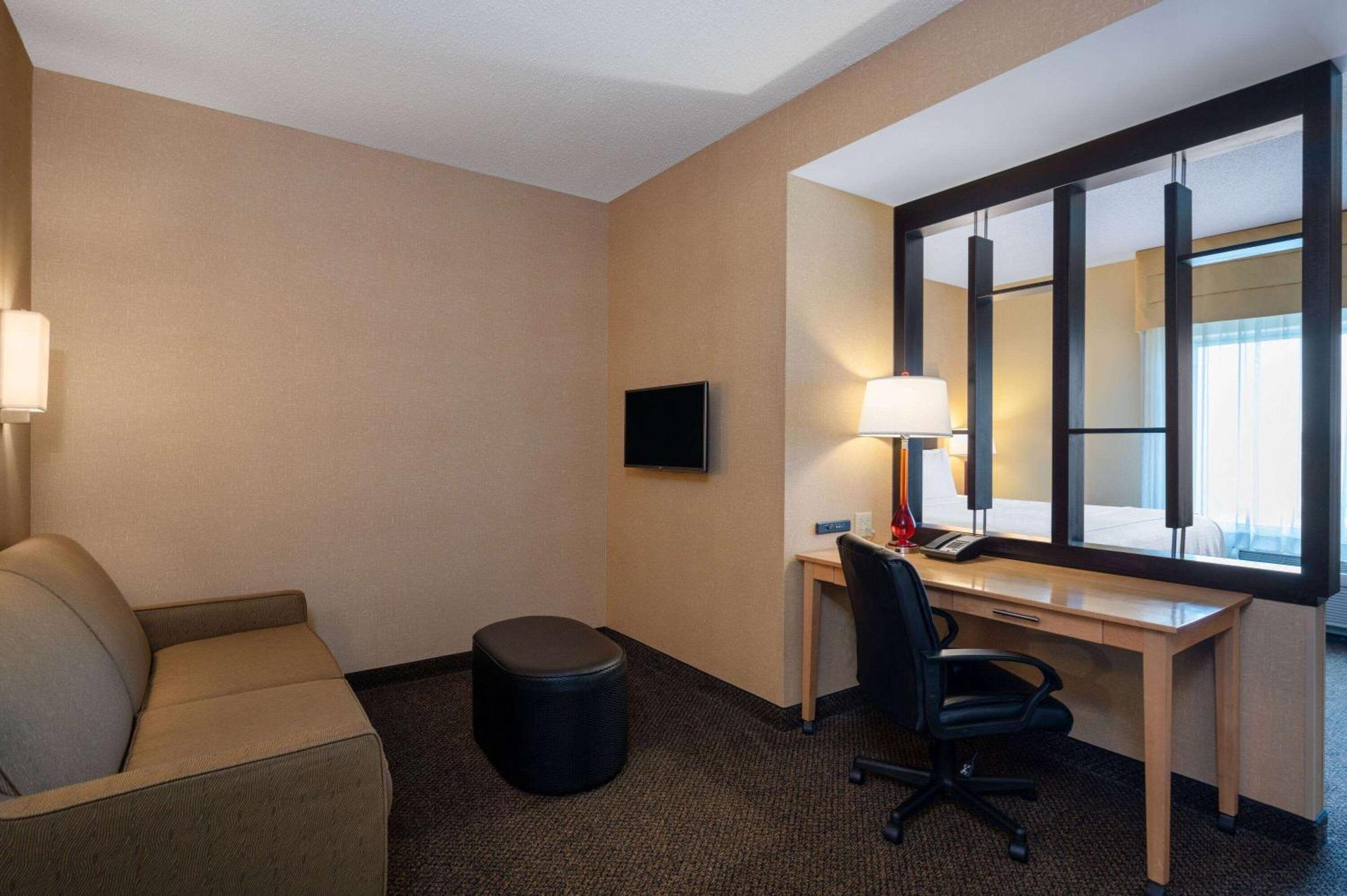 King Suite Hearing Accessible or Non-Smoking