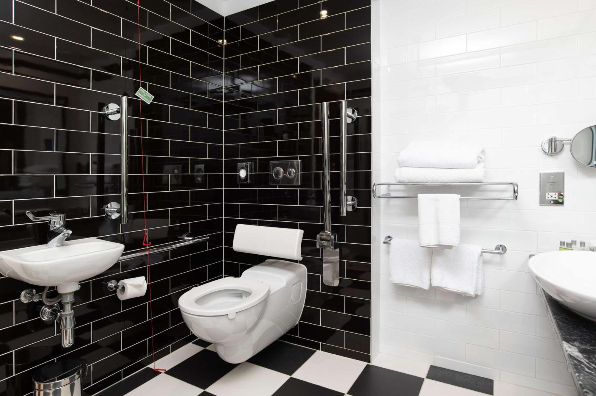 Queen Room Accessible