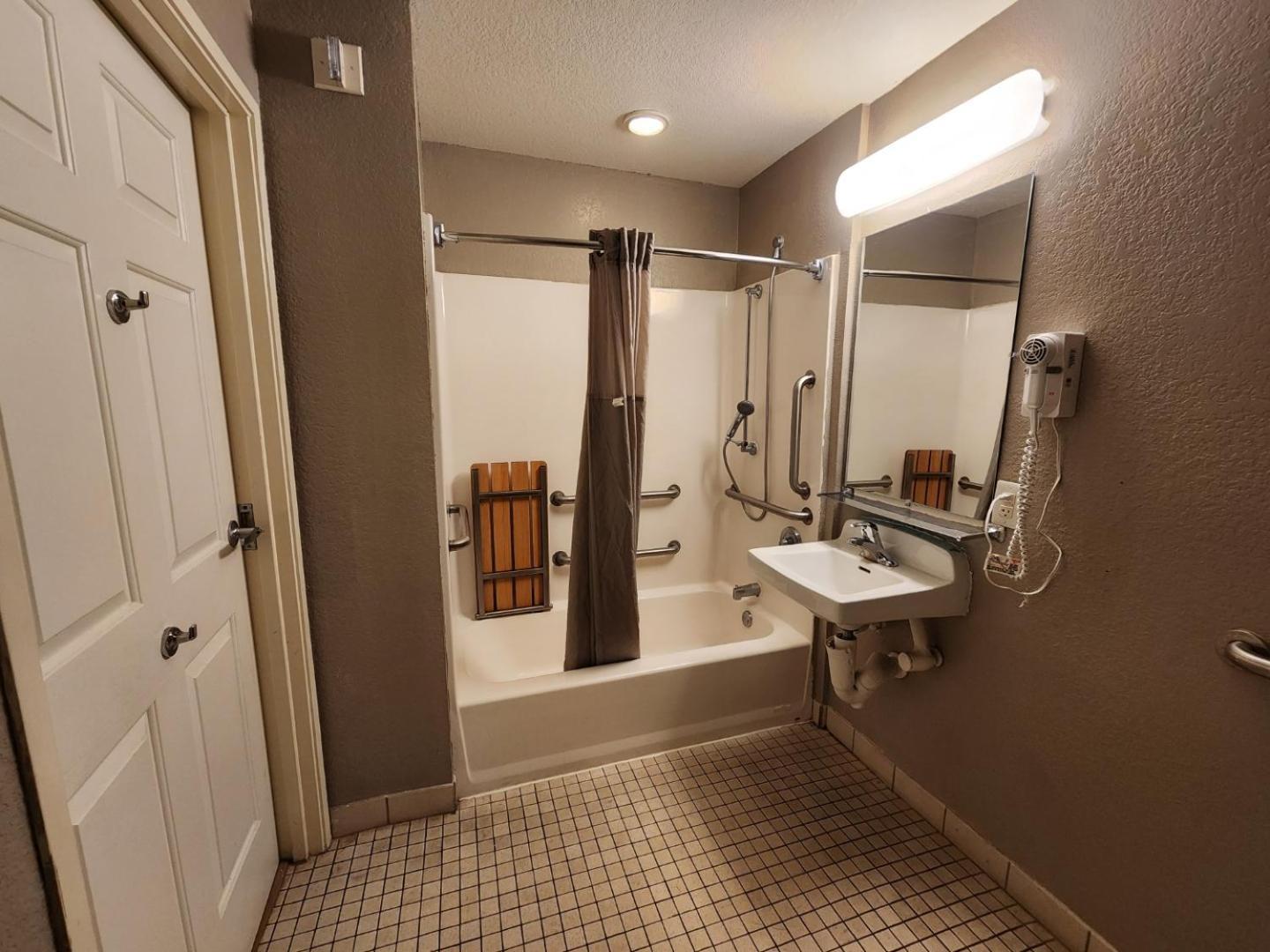 1 Full Bed | ADA or Tub or Micfridge
