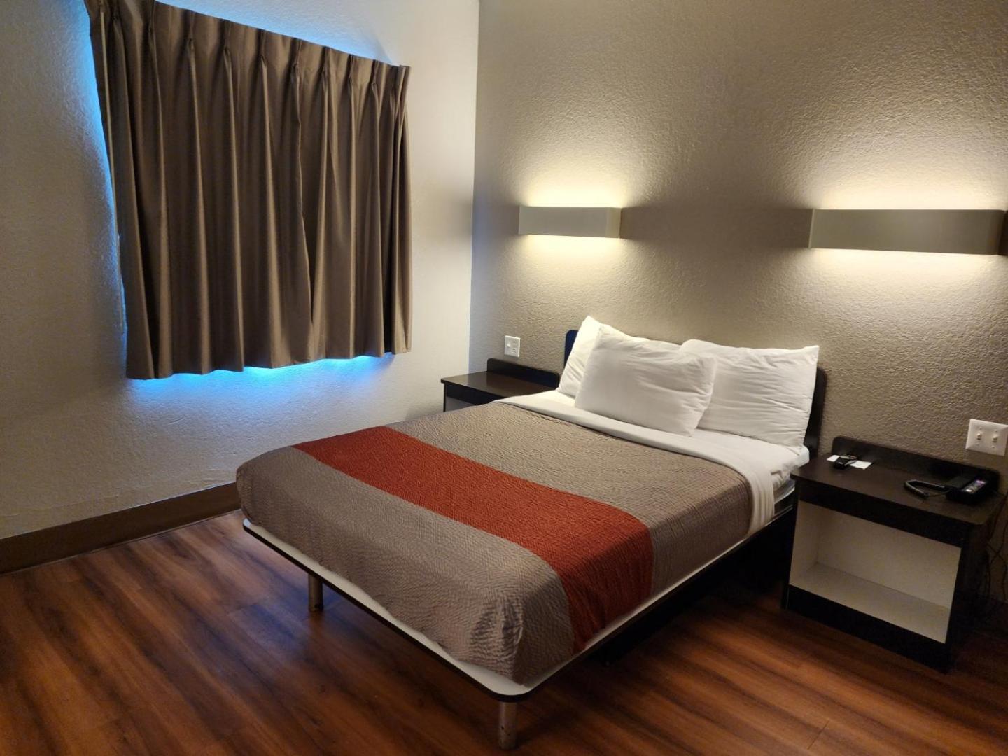 1 Full Bed | ADA or Tub or Micfridge