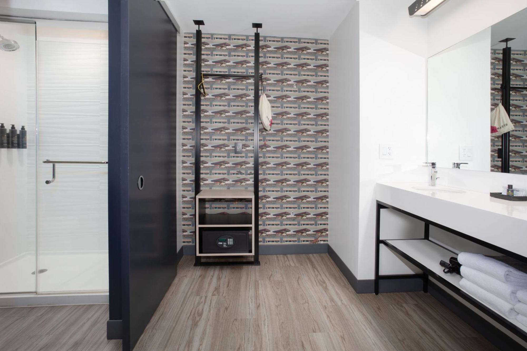 Savvy, Larger Guest room, 2 Queen, Corner room