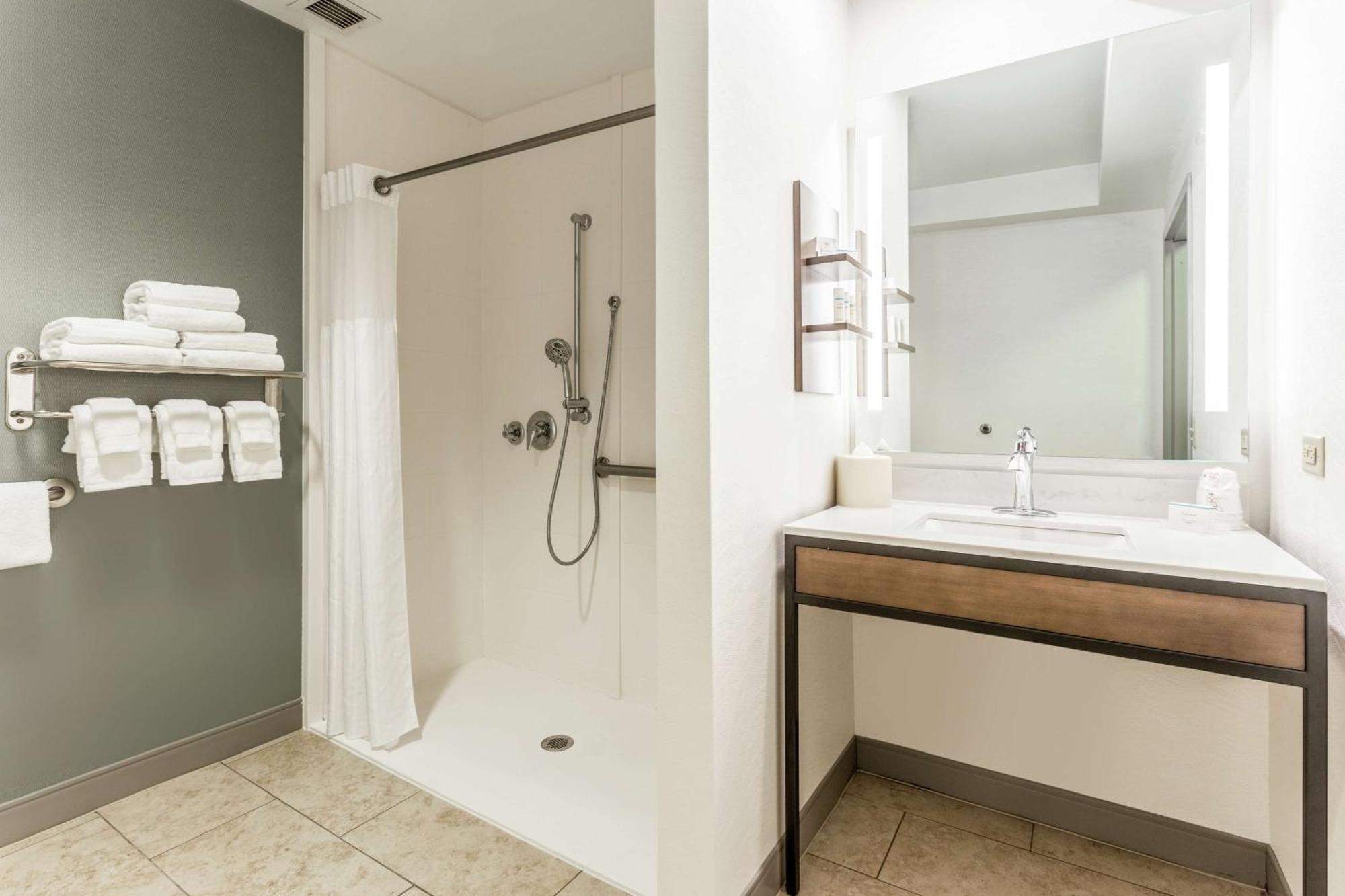 One-Bedroom King Suite with Roll-in Shower - Mobility Accessible