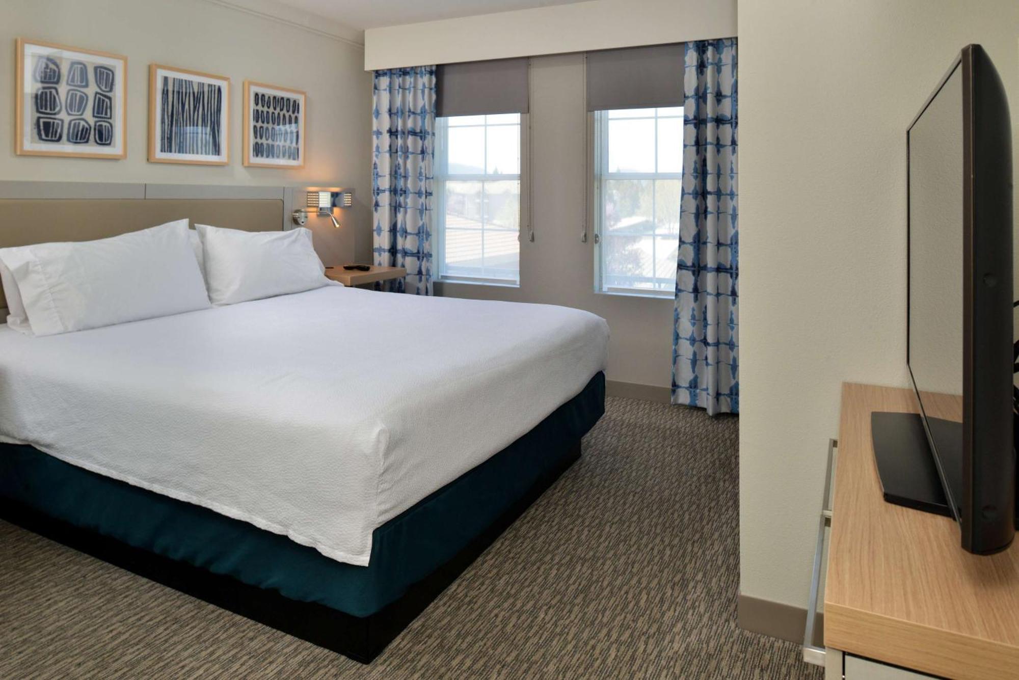 One Bedroom King Whirlpool Suite,1551313927:JPEG