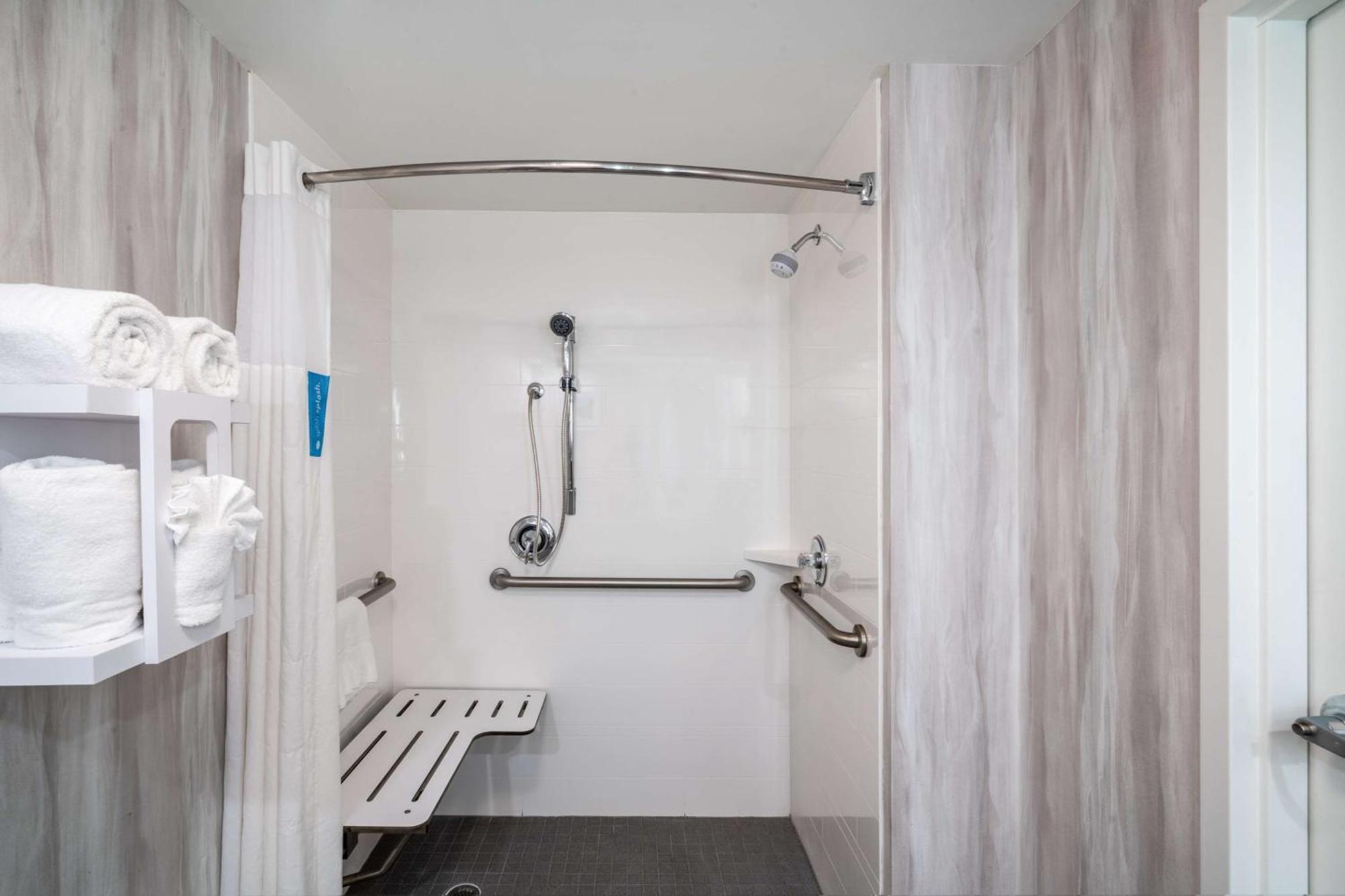King Room Roll Shower Mobility Hearing Access or Non-Smoking,1551319258:JPEG