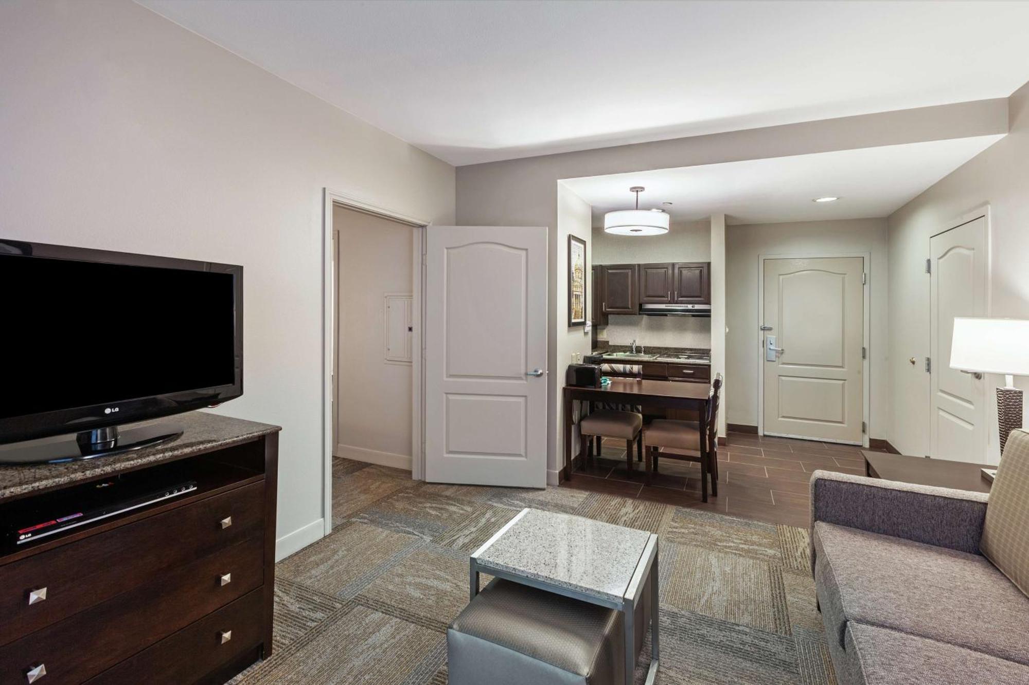 One-Bedroom Queen Suite Two Queen Beds Non-Smoking