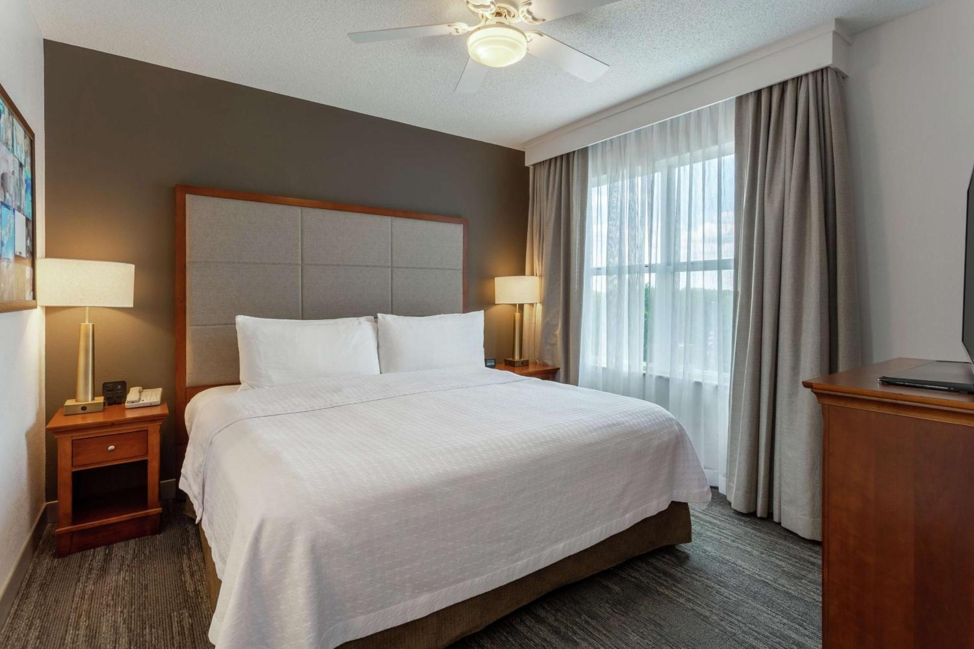 Two Bedroom Suite One King Two Queen Beds Non-Smoking,1551379951:JPEG