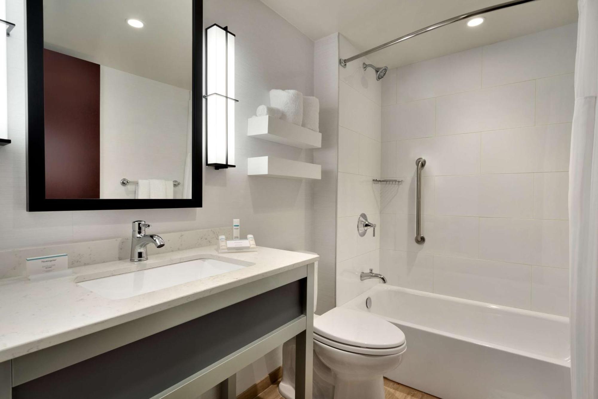 King Room with Roll-In Shower - Mobility/Hearing Accessible,1551381907:JPEG
