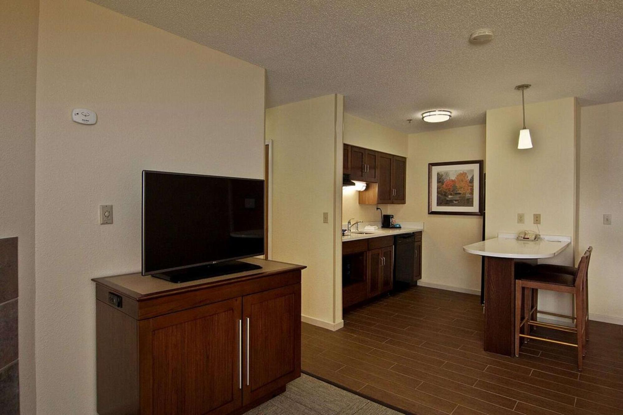 One-Bedroom King Suite with Kitchen