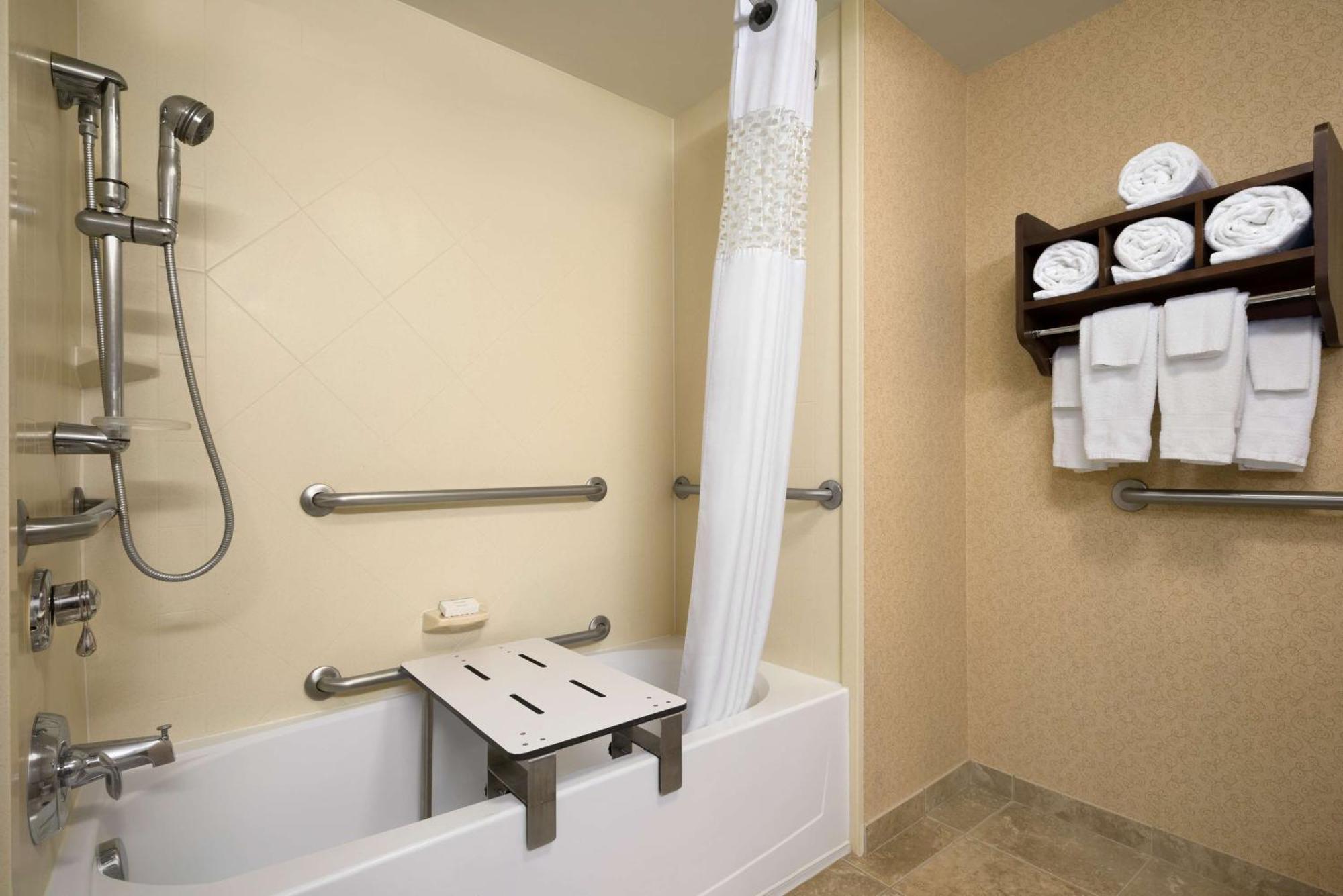 King Room Accessible Tub Mobility Hearing Access or Non-Smoking,1551384520:JPEG