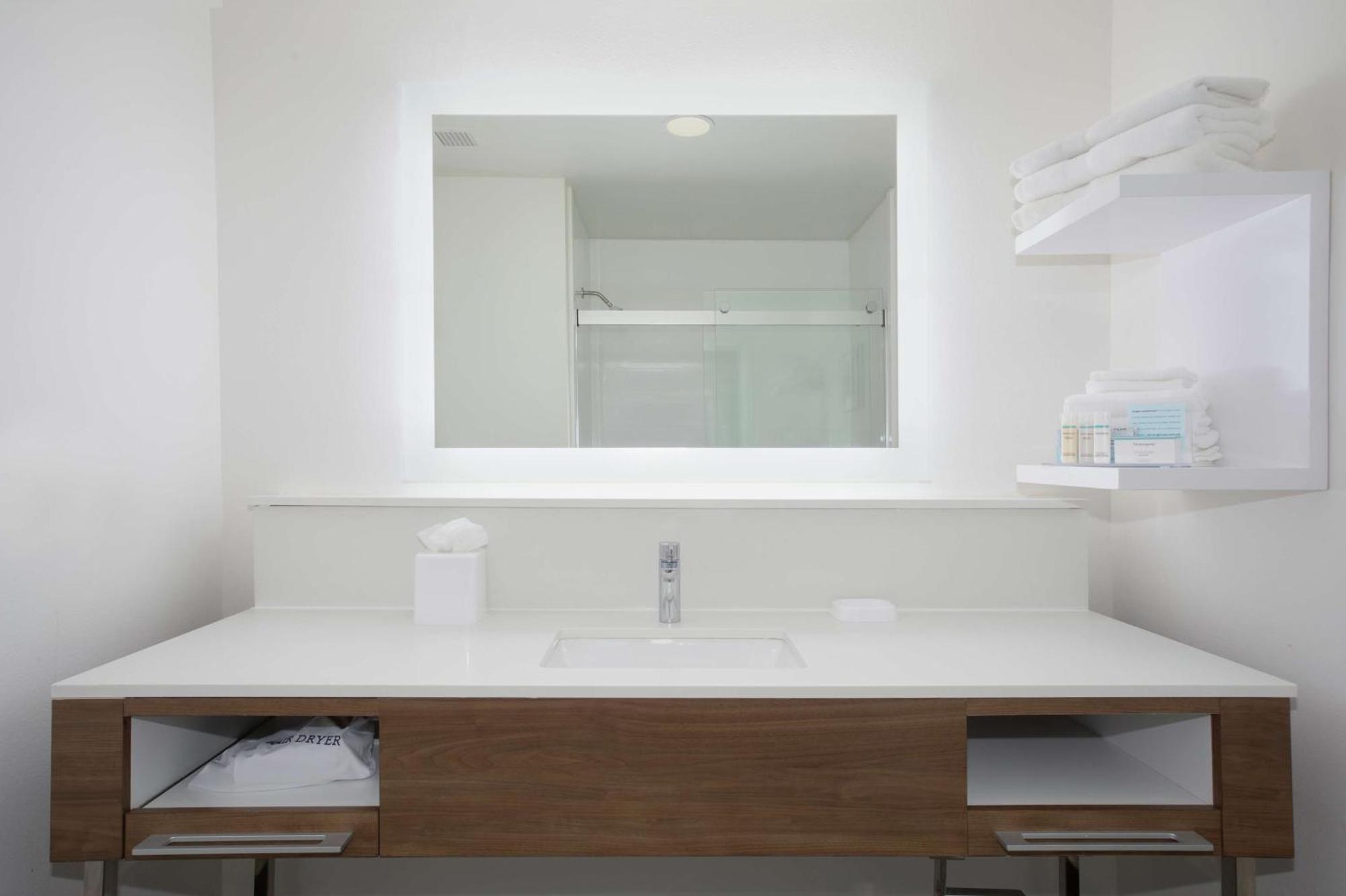 King Suite with Kitchen - Non-Smoking
