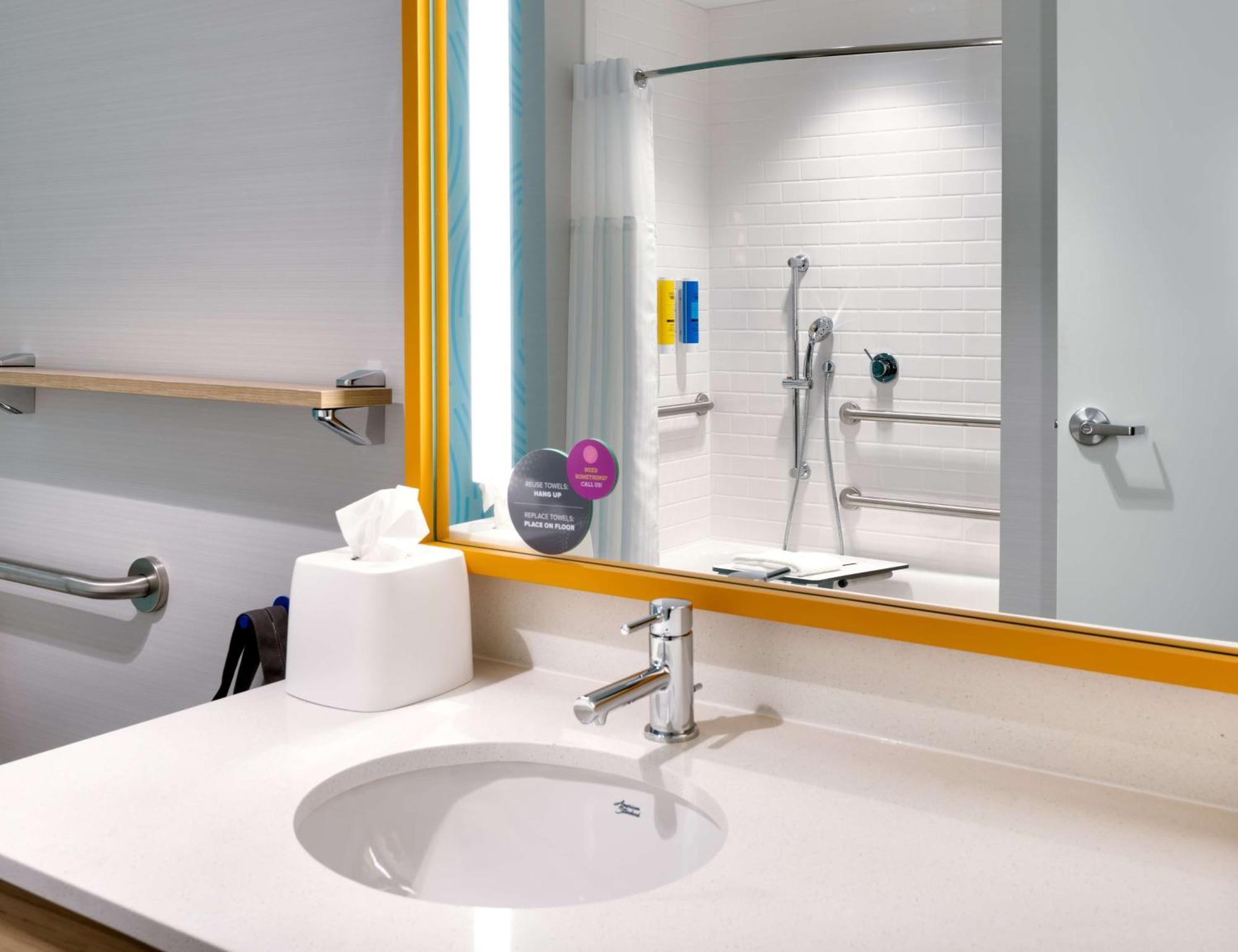 King Room Tub Hearing Accessible