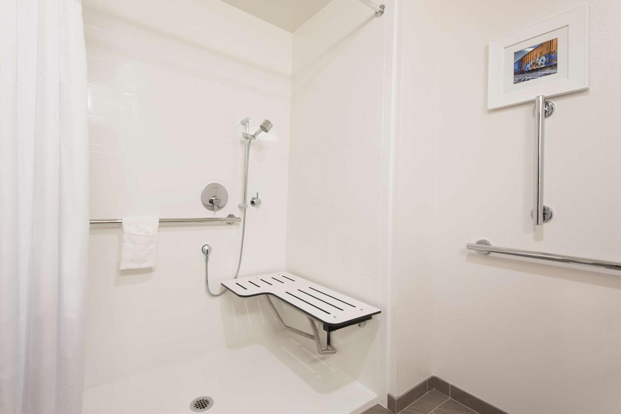 King Room Tub Mobility Access or Non-Smoking,1551403012:JPEG