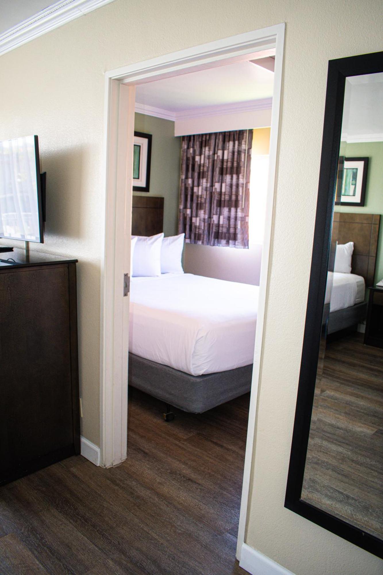 One-Bedroom Suite Three Queen Beds Non-Smoking,1533480532:JPEG