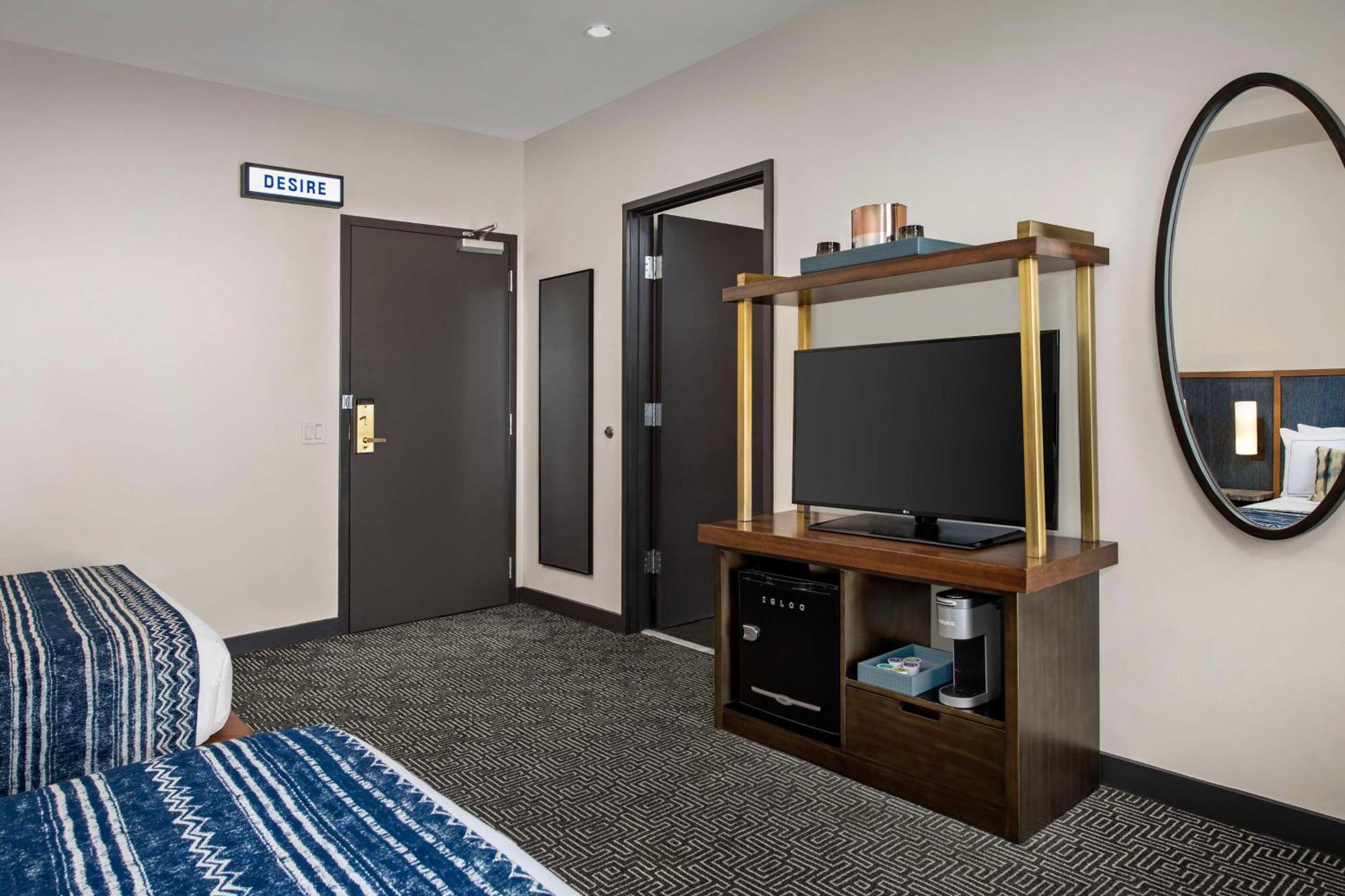 Queen Room Two Queen Beds Mobility Accessible Shower