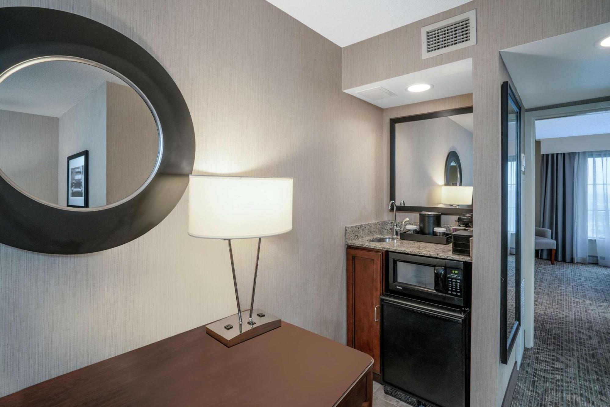 One-Bedroom King Suite Roll Shower Mobility Access or Non-Smoking,1551427774:JPEG