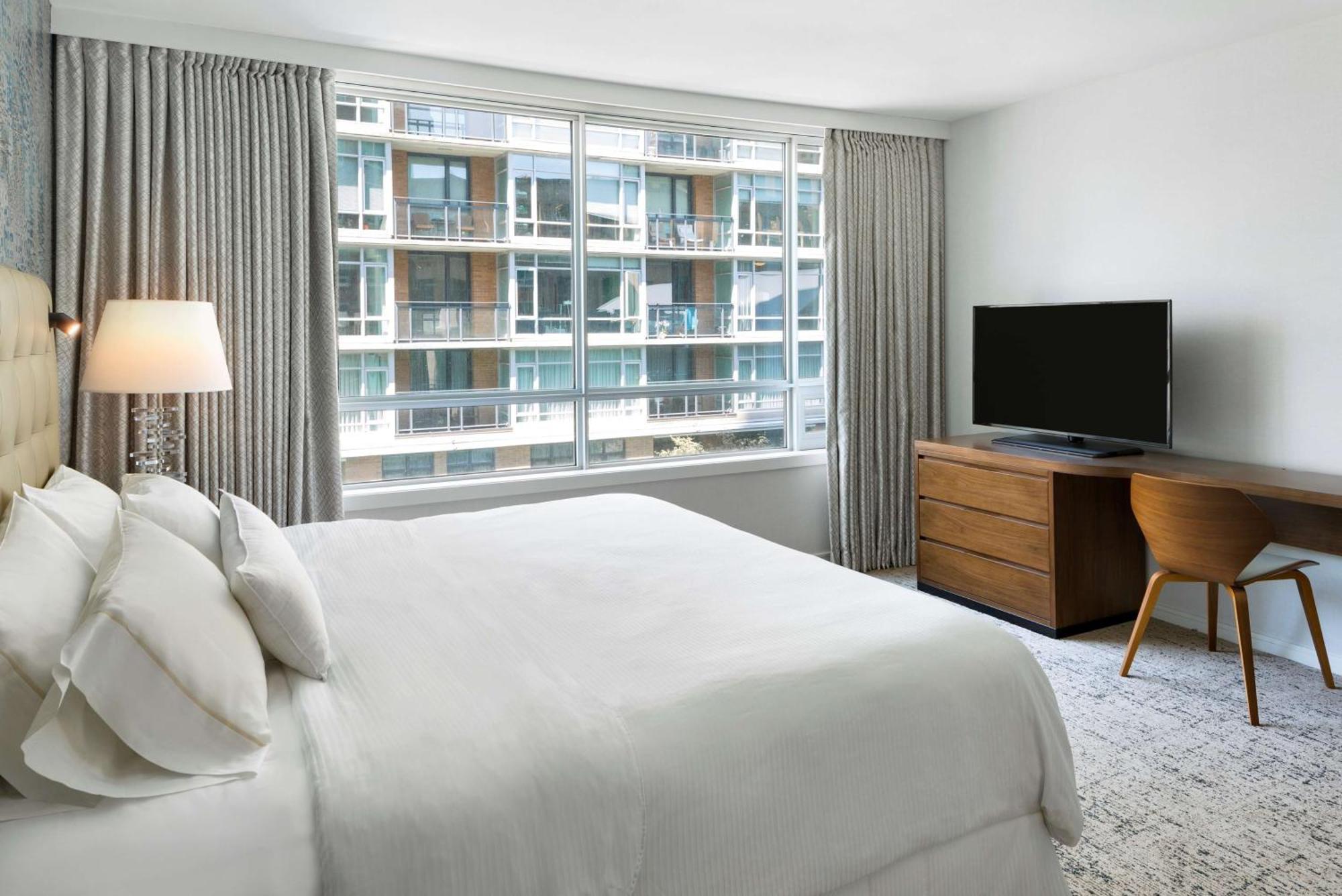 King Room with Roll-In Shower - Mobility/Hearing Accessible,1709129339:JPEG