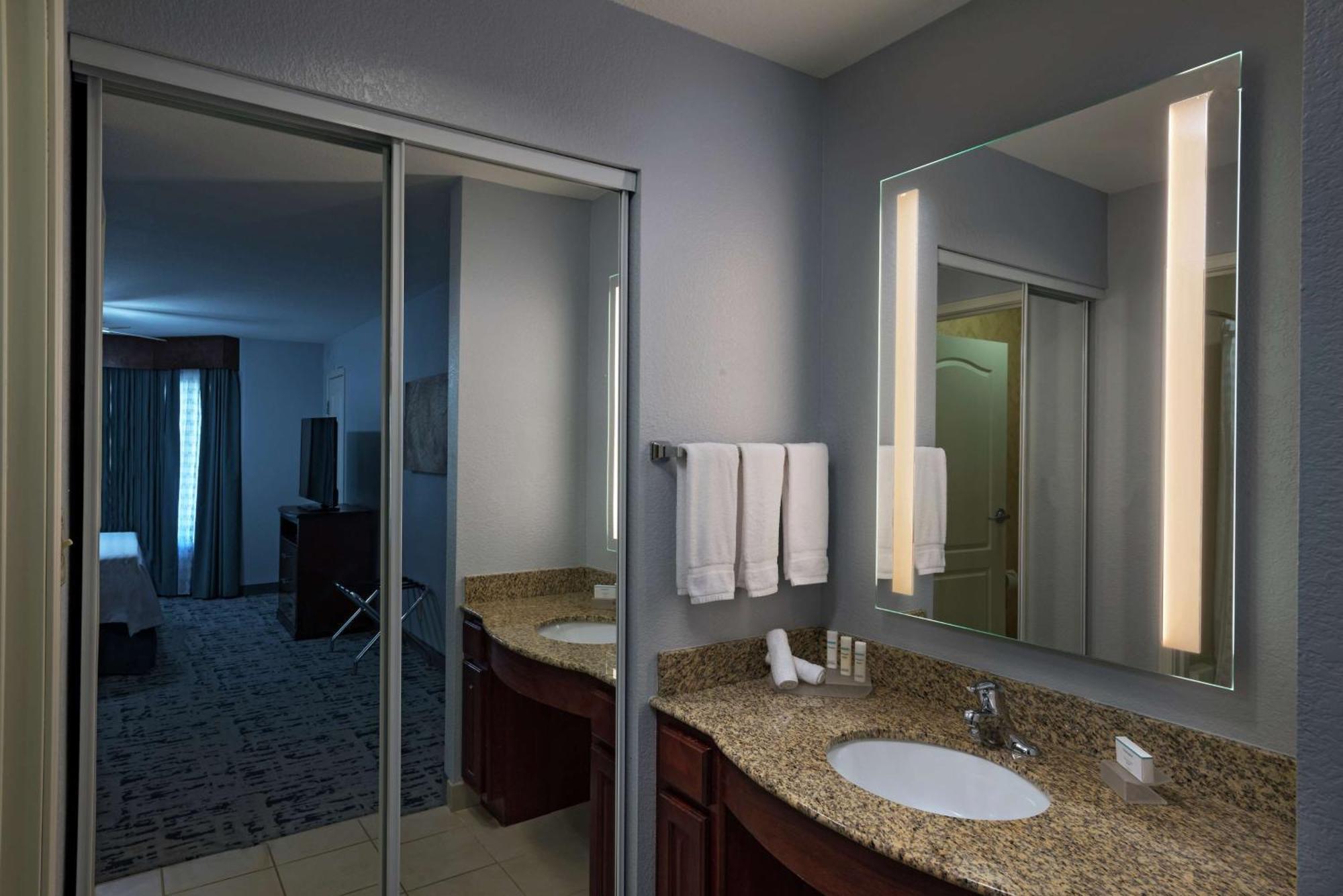 One-Bedroom King Deluxe Suite,1551453868:JPEG