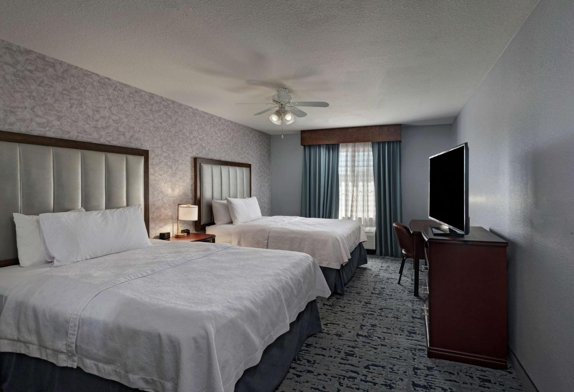 Two Bedroom Suite One King Two Queen Beds Non-Smoking,1551453811:JPEG