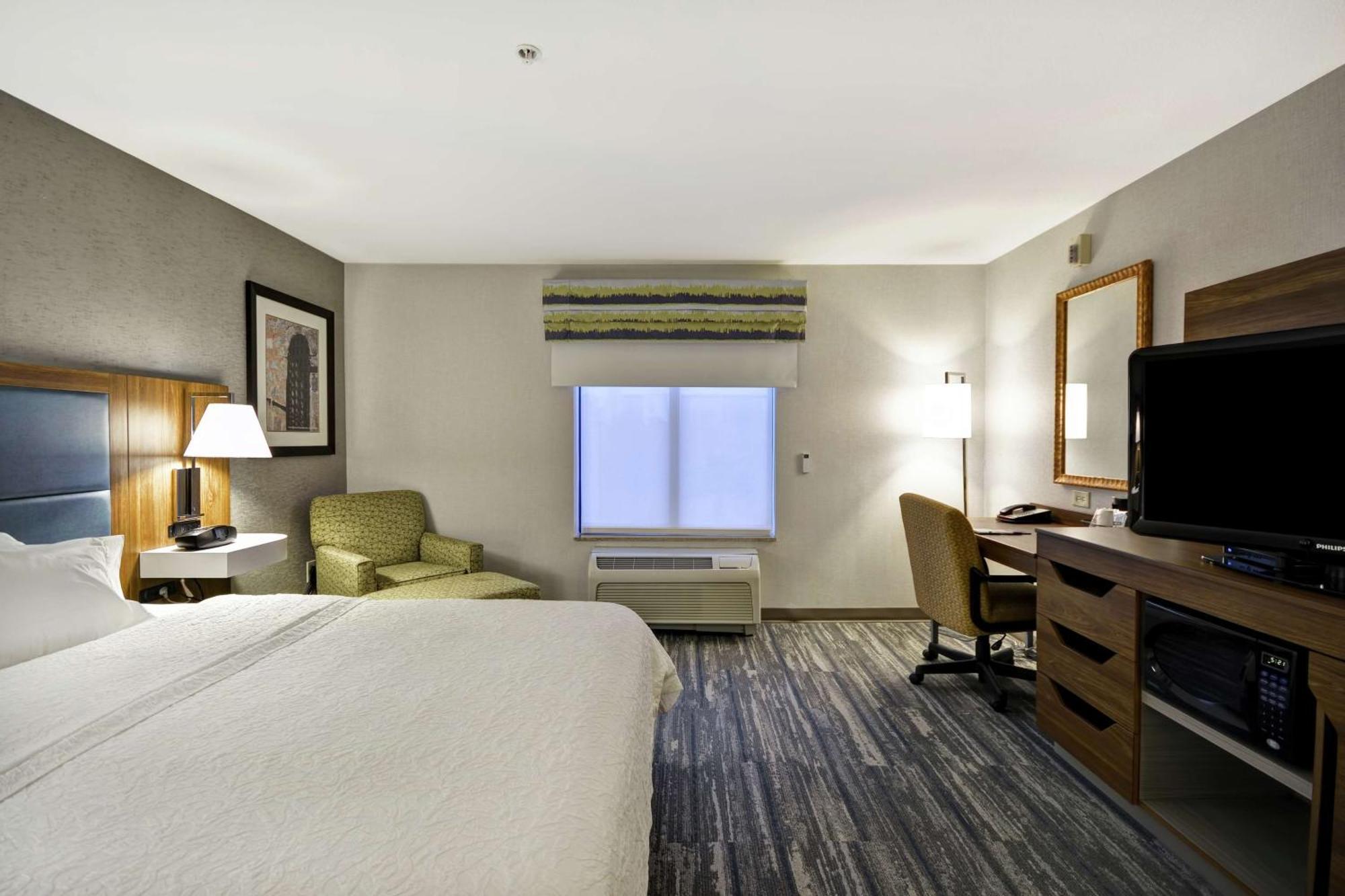 King Room Accessible Tub Mobility Hearing Access or Non-Smoking