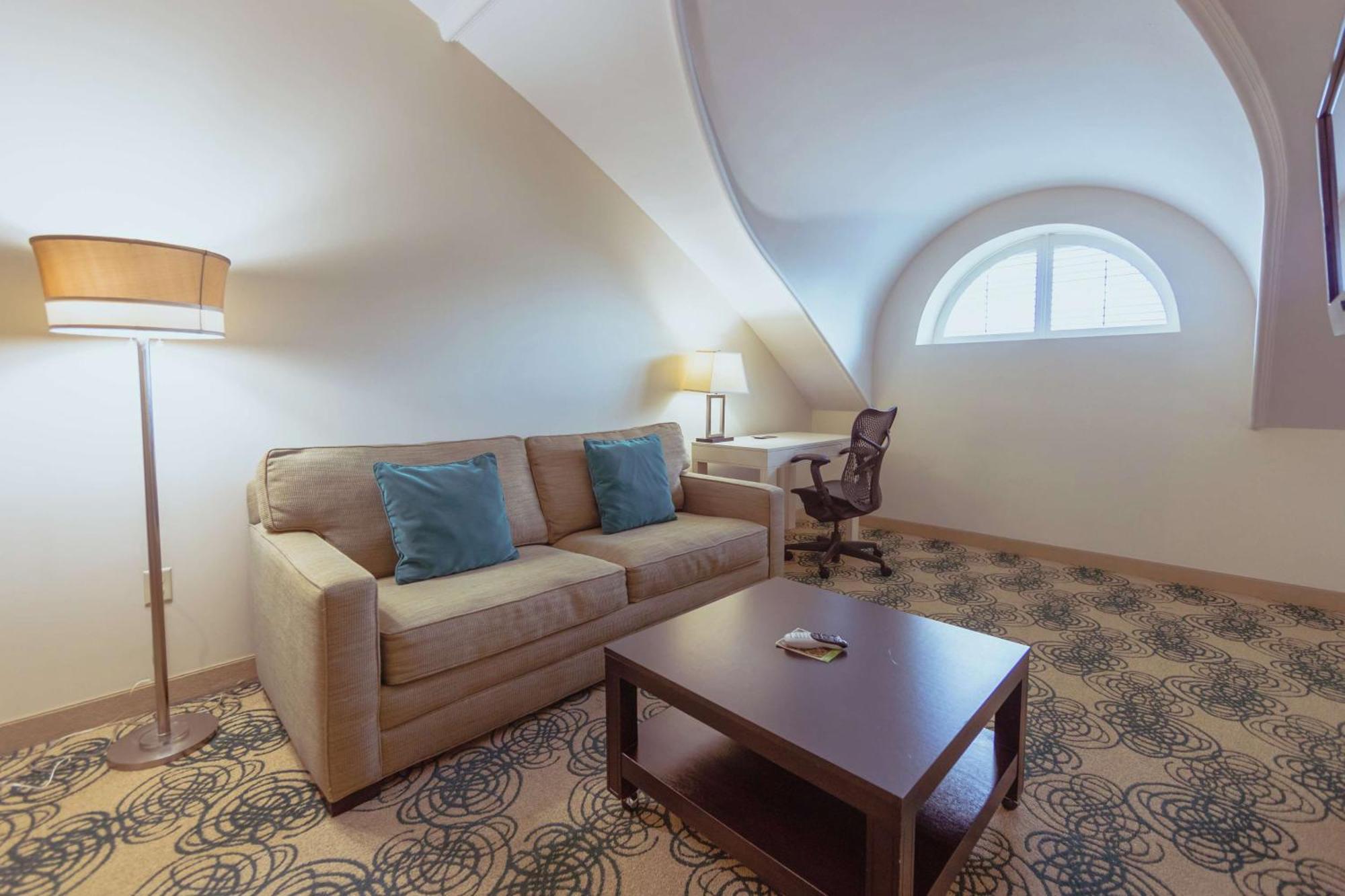 Junior King Suite Seating Area