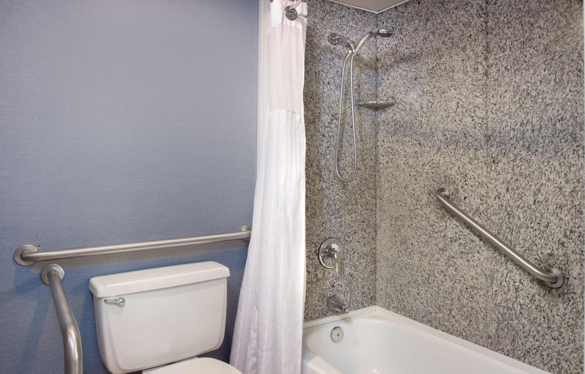 King Room Accessible Tub Mobility Access or Non-Smoking,1706399553:JPEG