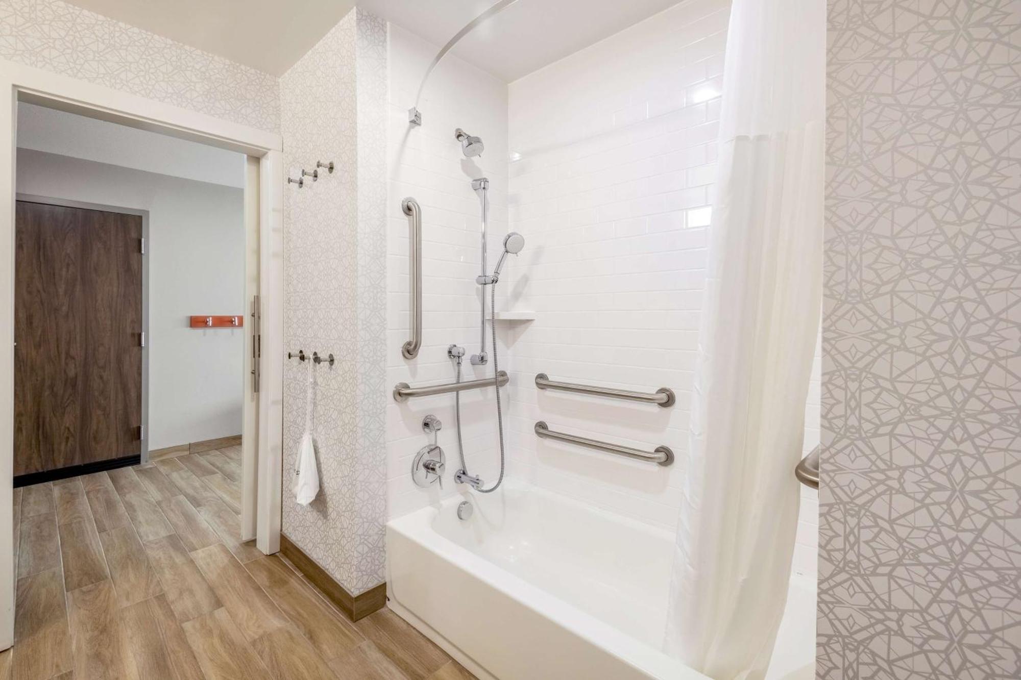 Queen Room with Bath Tub - Mobility Access/Non-Smoking