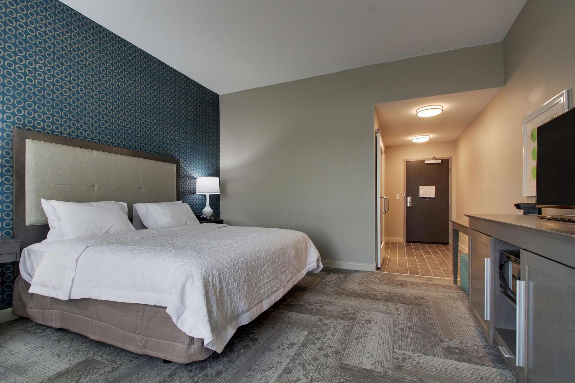 King Room with Roll-In Shower - Mobility Access/Non-Smoking