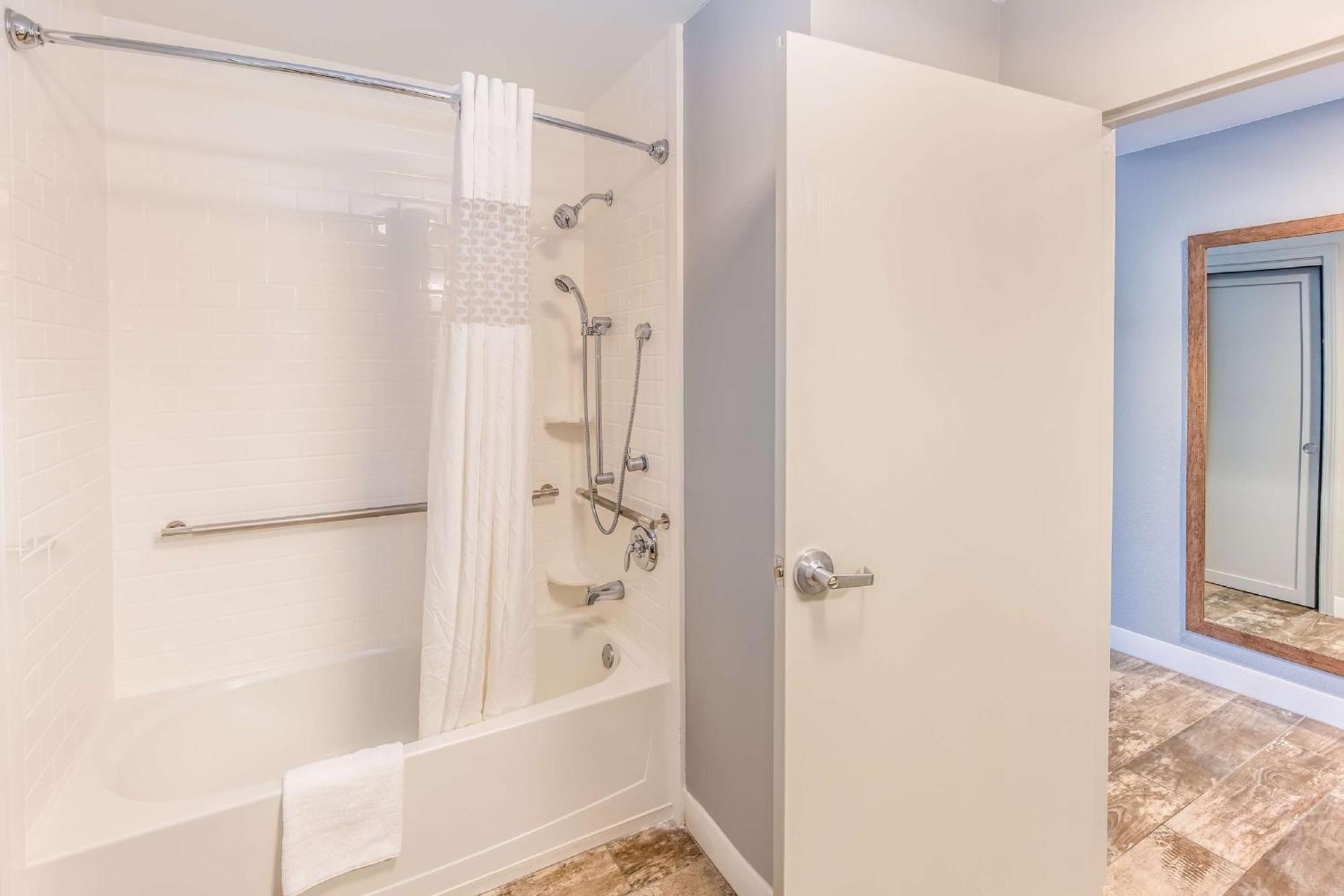 King Room Disability Access Tub Inland View