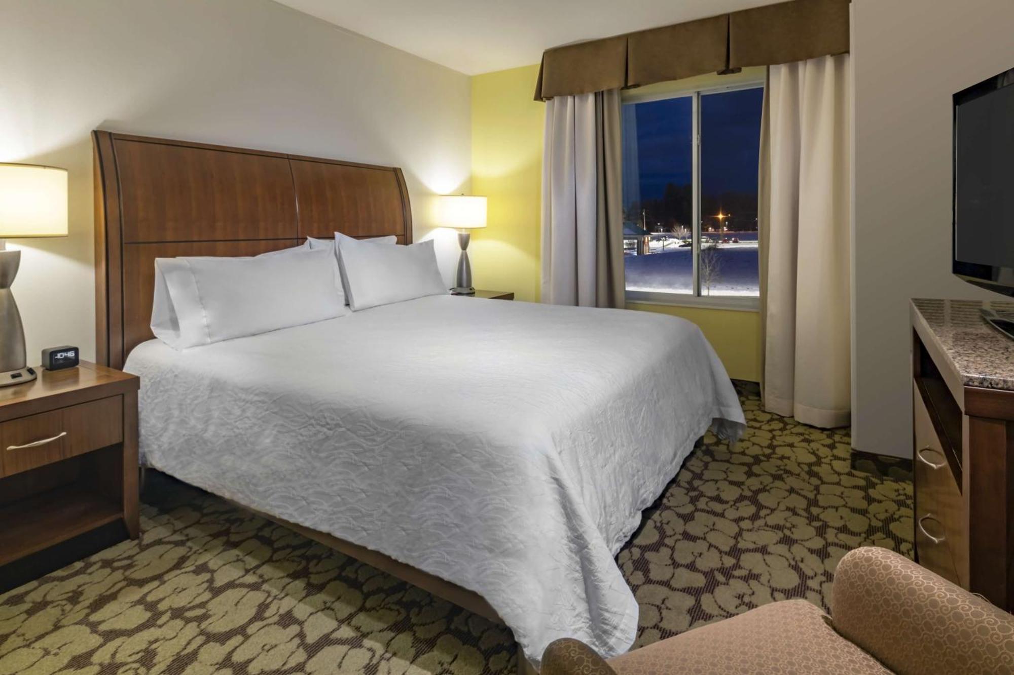 King Suite - Disability Access Hearing Accessible Roll-In Shower