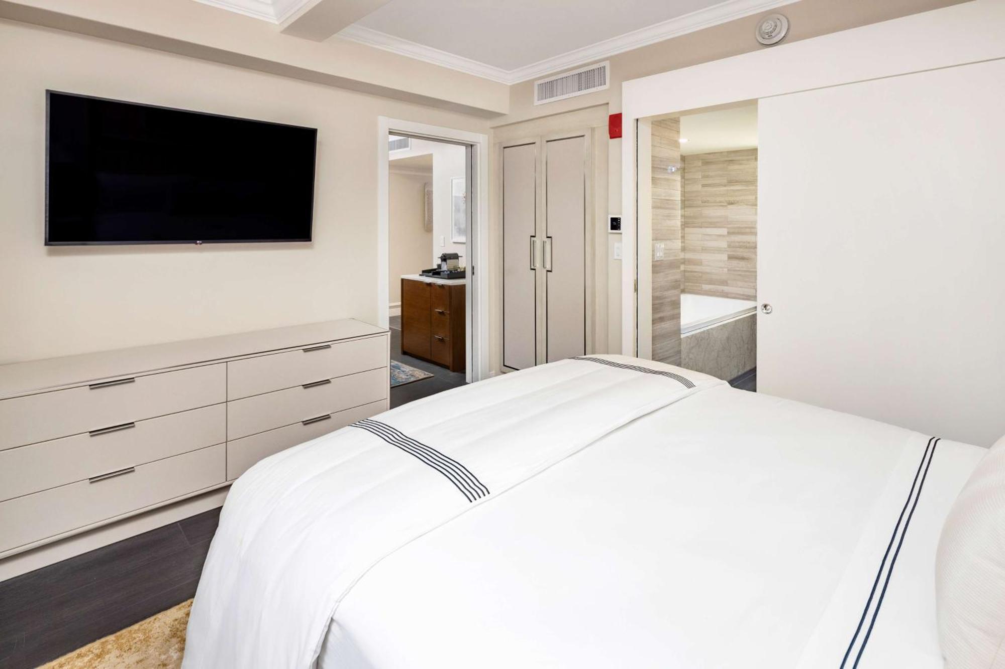 One-Bedroom King Suite with Sofa Bed,1551518596:JPEG