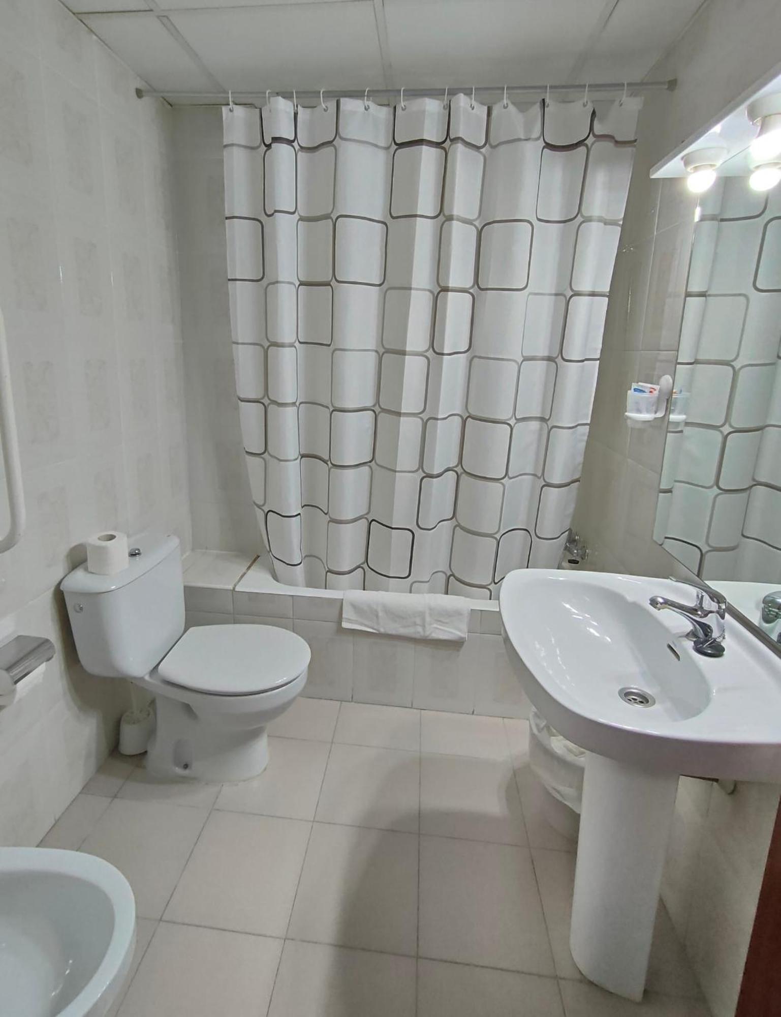 Twin Room,1551571690:JPEG