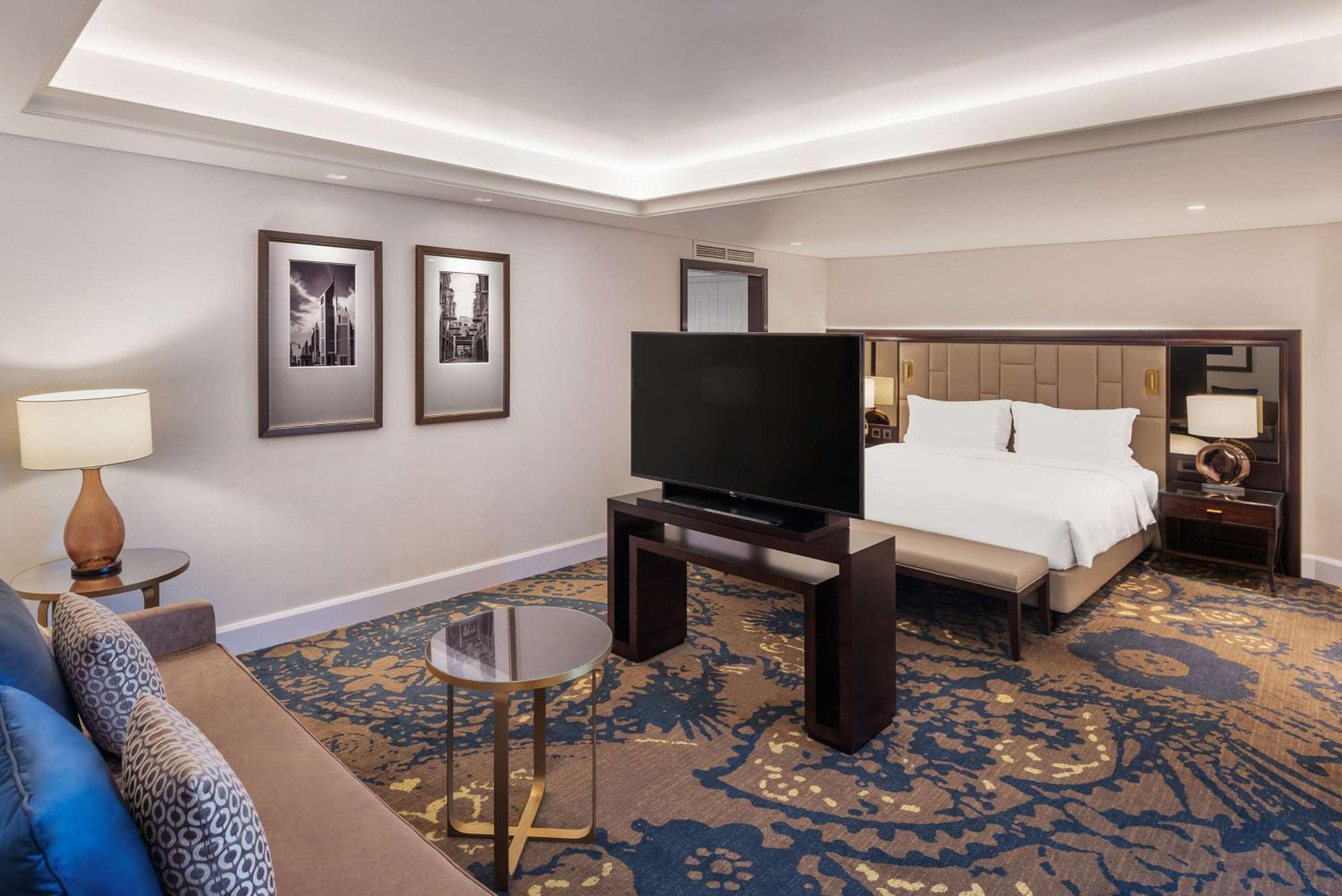 Suite Lounge Access Balcony Creek View
