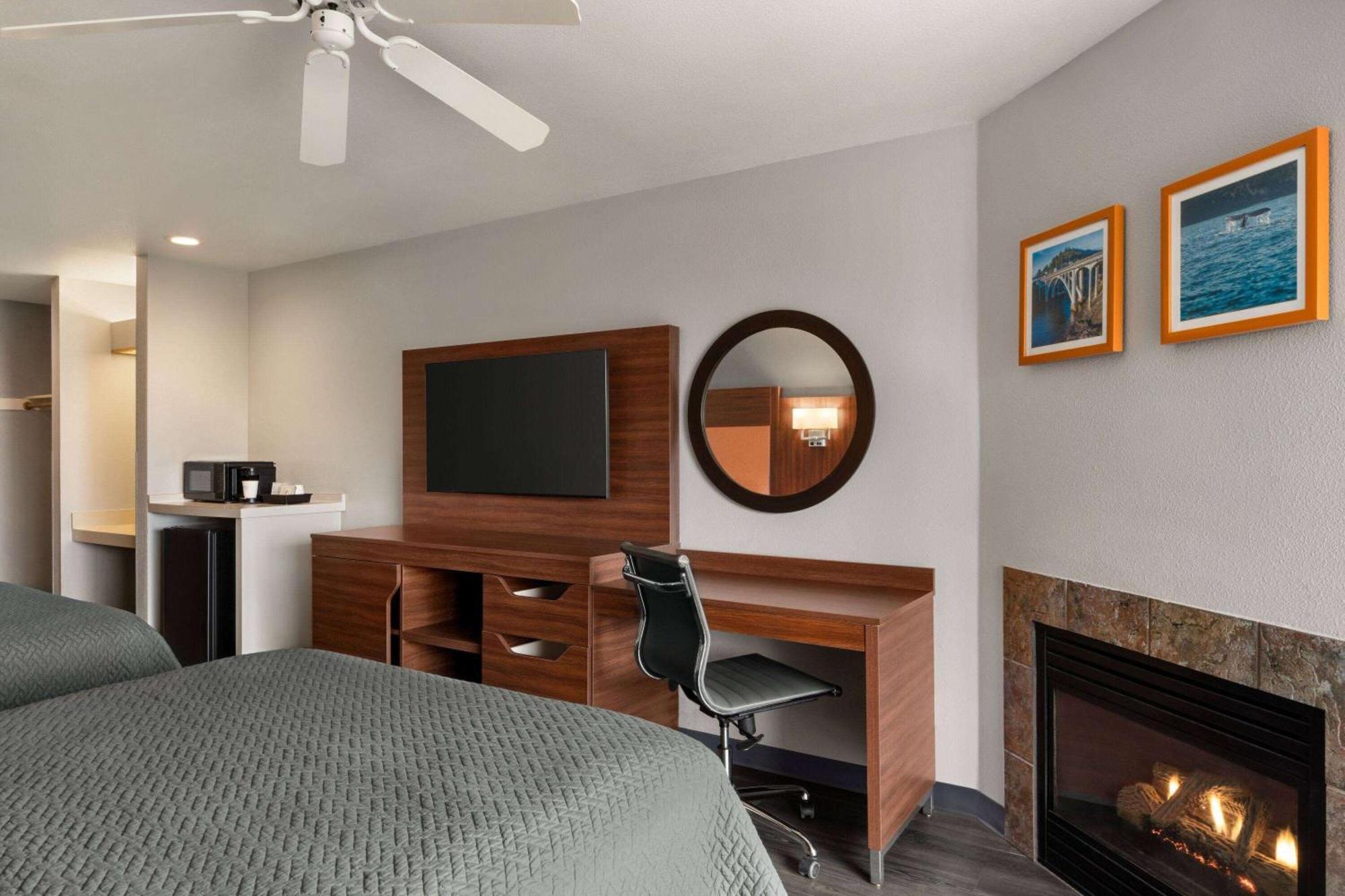 Standard Queen Room Two Queen Beds Ocean View Pet-Friendly or Non-Smoking