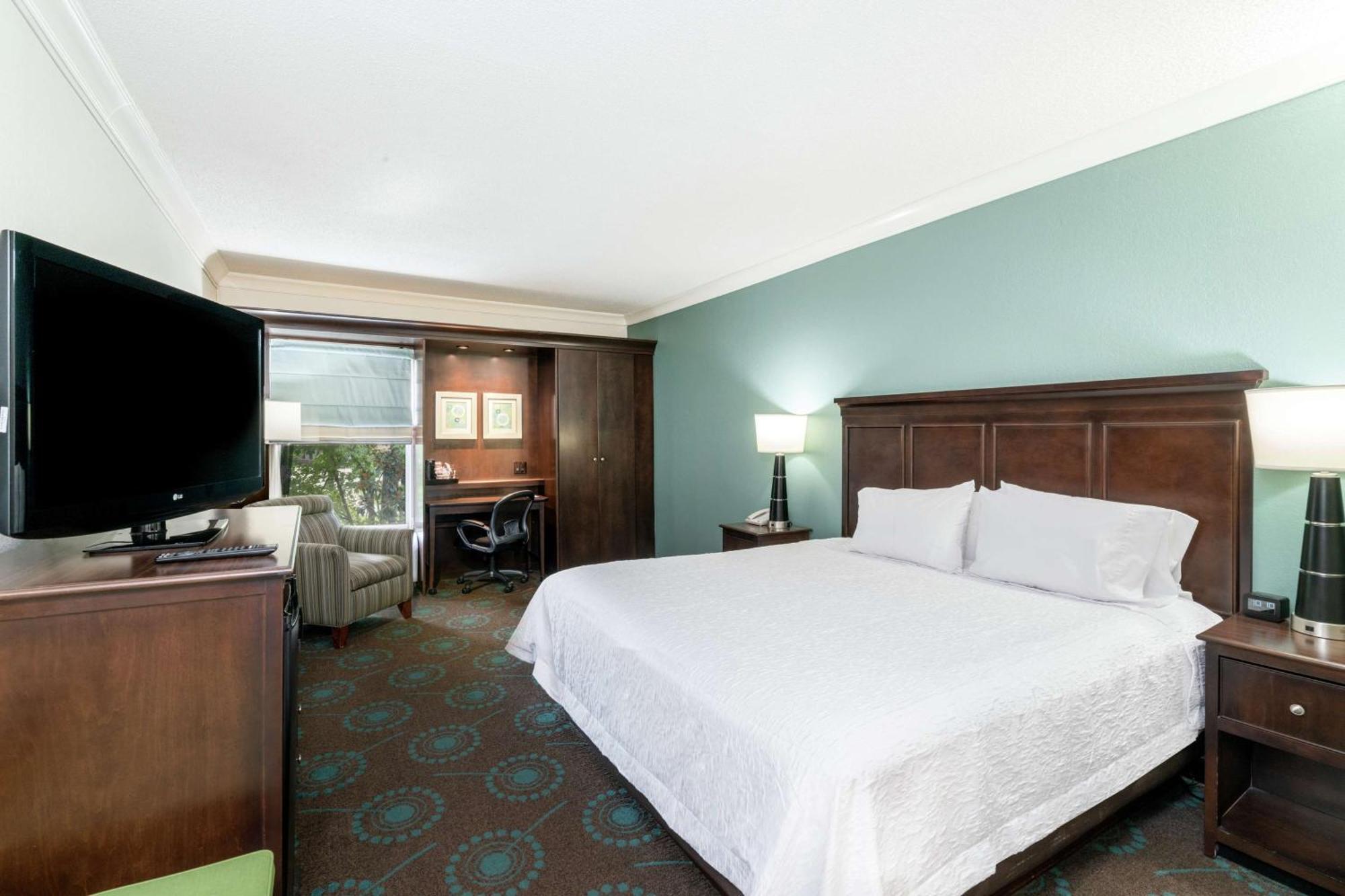King Room with King Bed - Non-Smoking