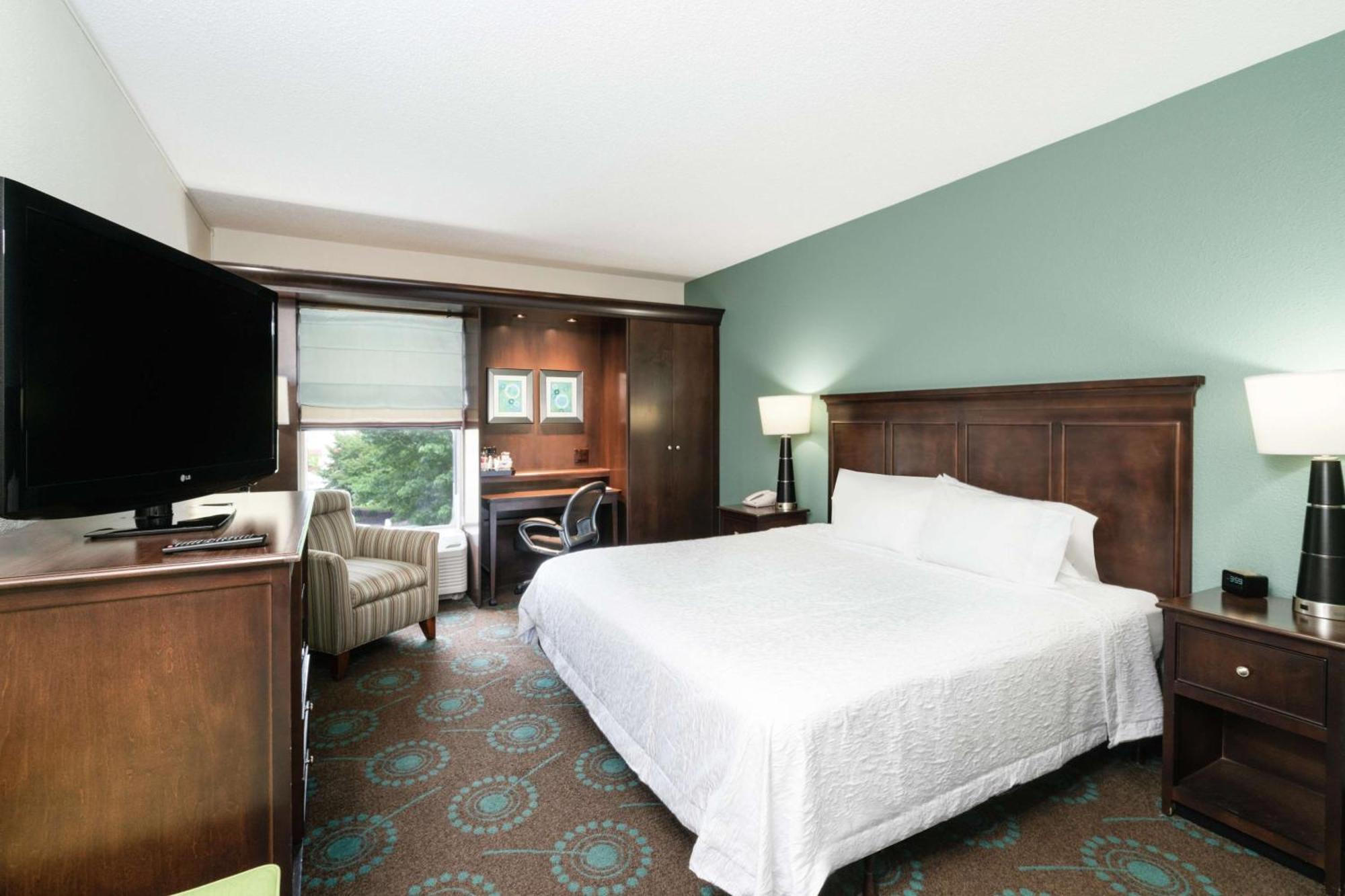 King Room Accessible Tub Mobility Hearing Access or Non-Smoking