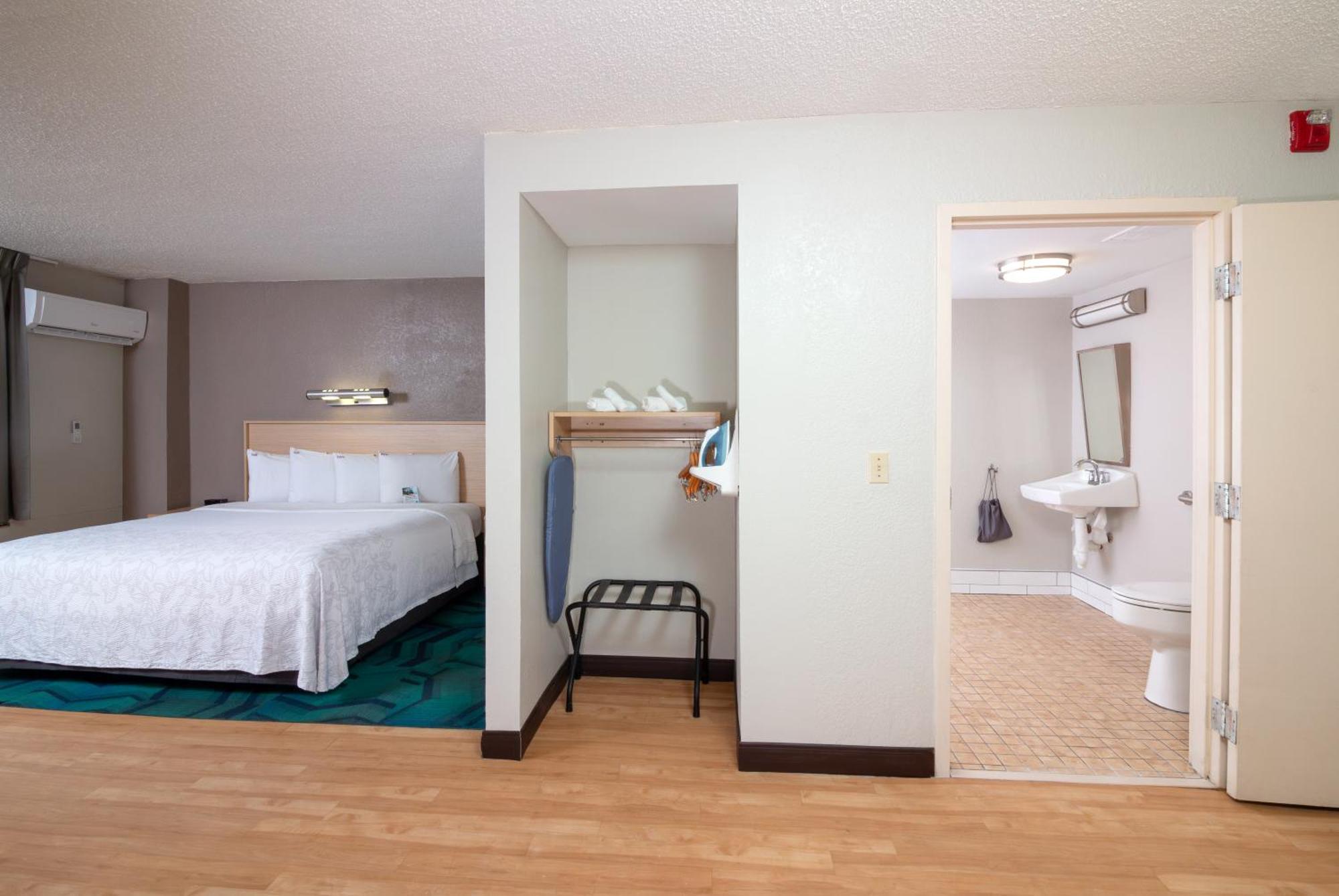 Premium King Room Disability Access Smoke Upgraded Bedding Snack Box,1706543431:JPEG