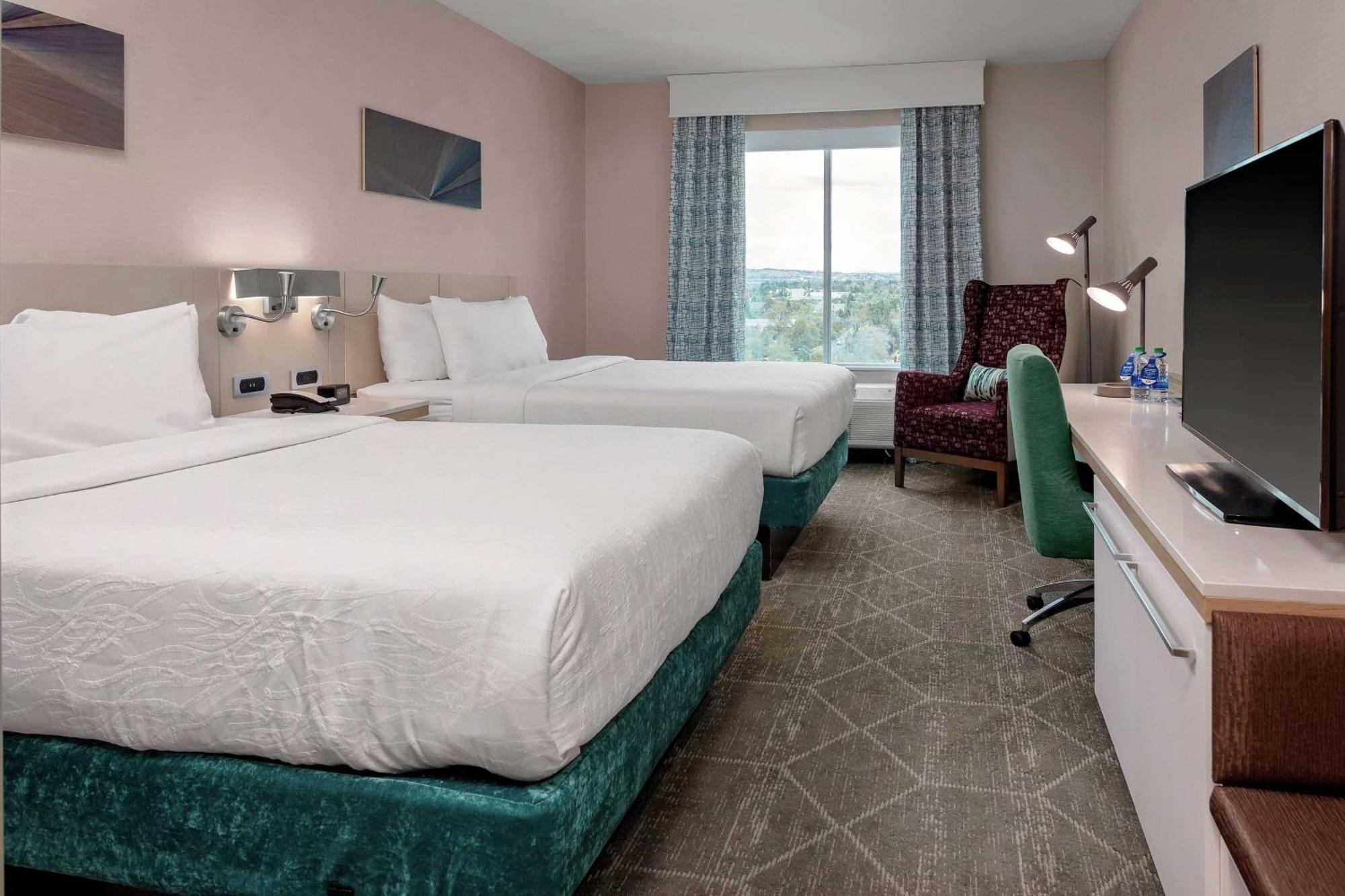 Queen Room Two Queen Beds Mountain View