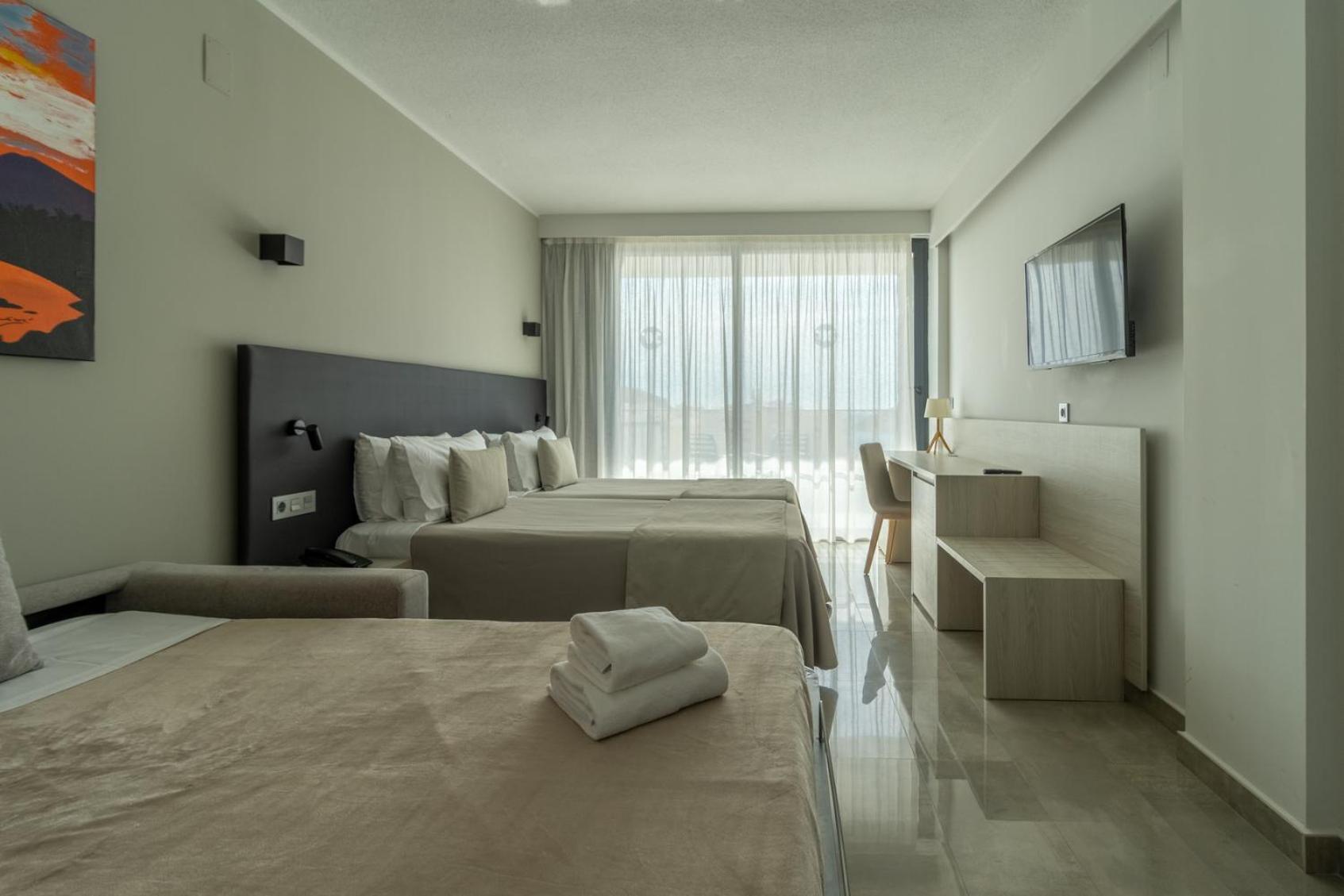Deluxe Triple Room Pool View