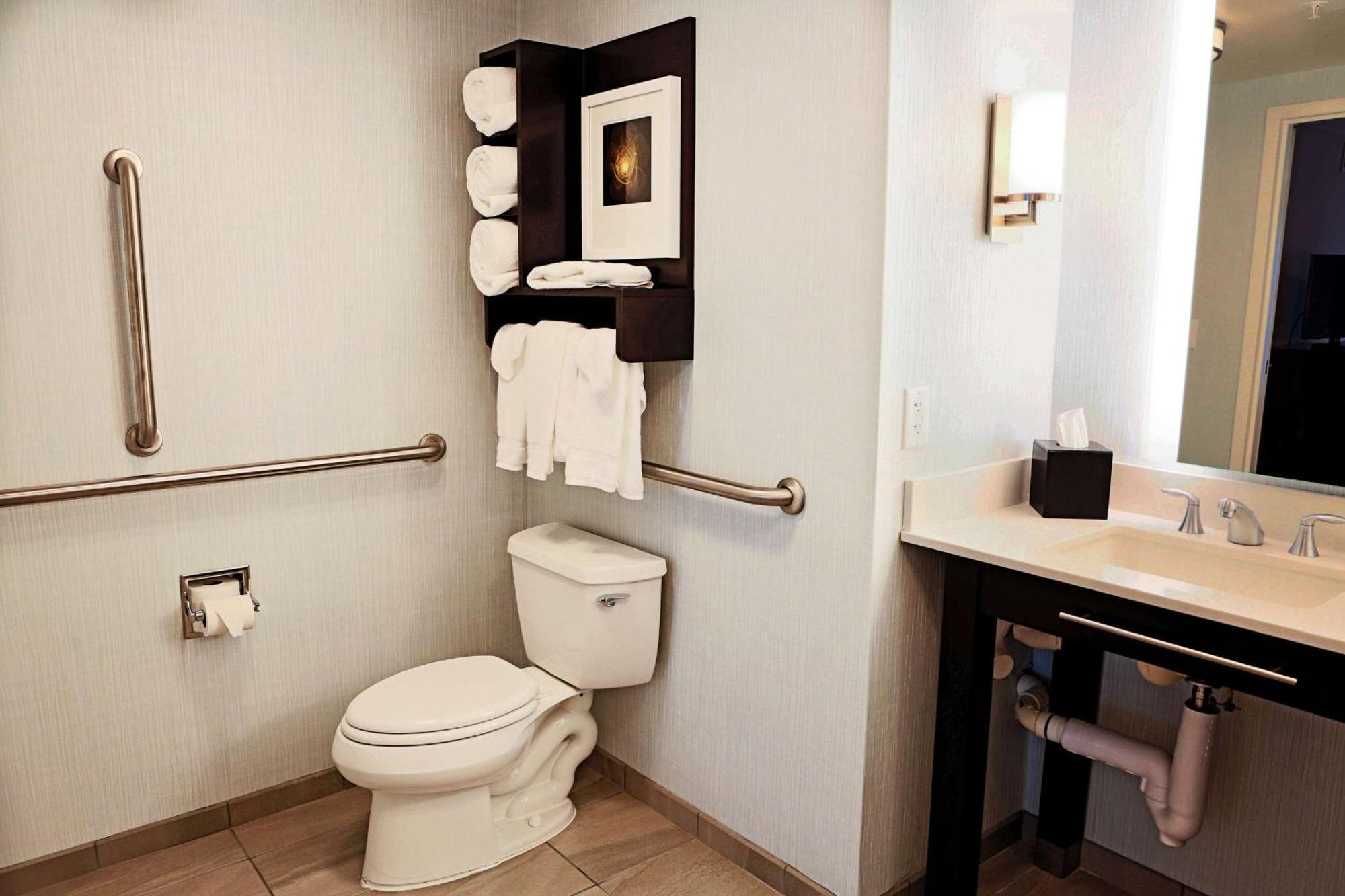 Queen Suite Two Queen Beds Mobility Hearing Access or Non-Smoking,1551960550:JPEG