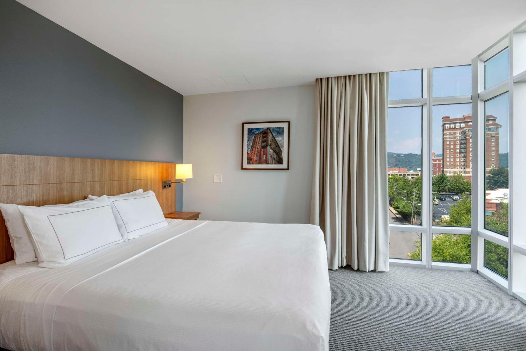 Corner King Room City View
