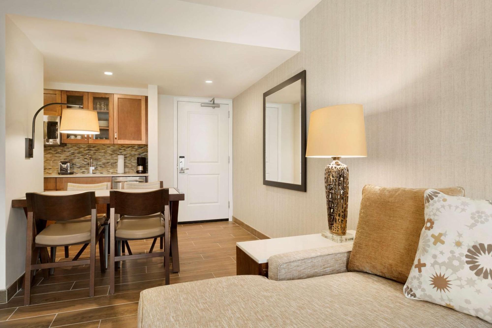 One-Bedroom Queen Suite Two Queen Beds Non-Smoking
