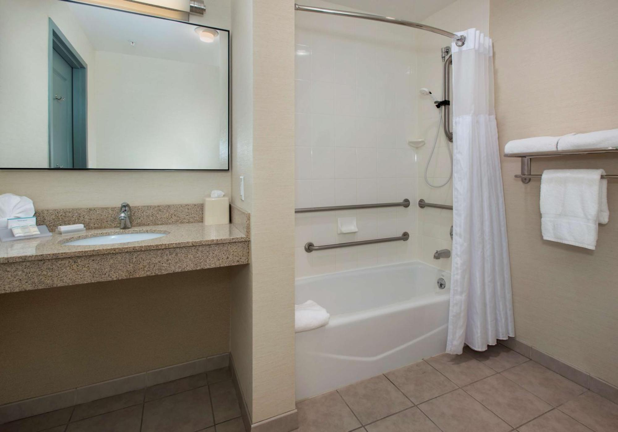 King Room Bath Tub Mobility Access,1551967933:JPEG