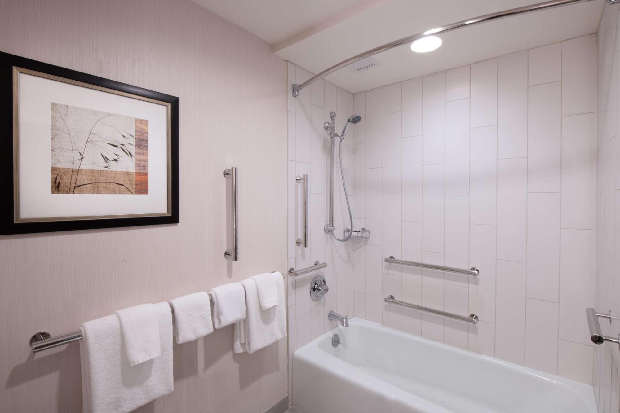Queen Room Two Queen Beds Bath Tub Mobility Accessible