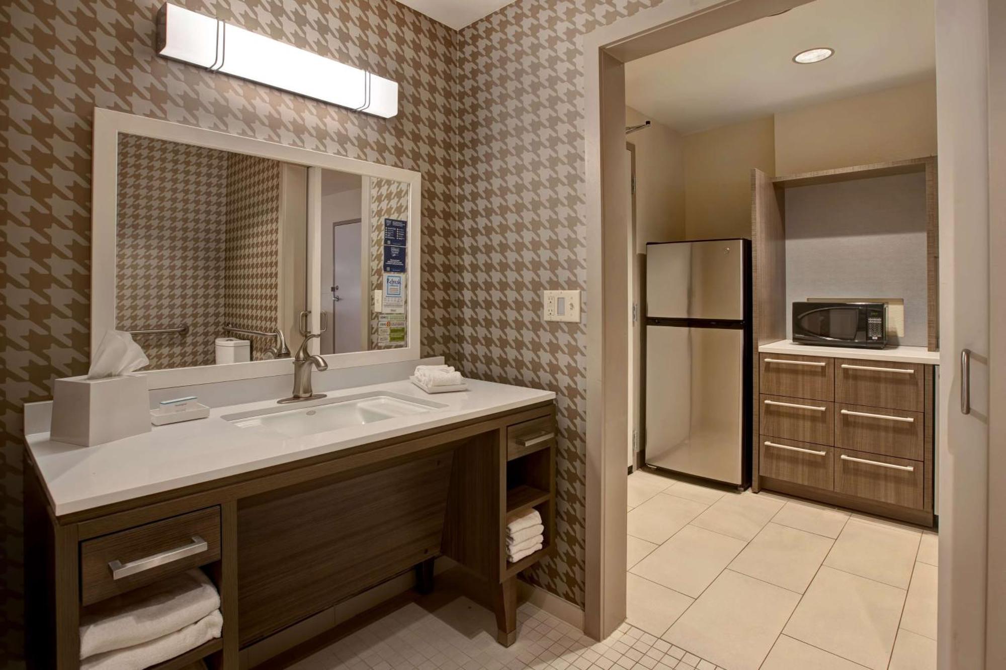 Studio Suite Two Queen Beds Hearing Access or Non-Smoking