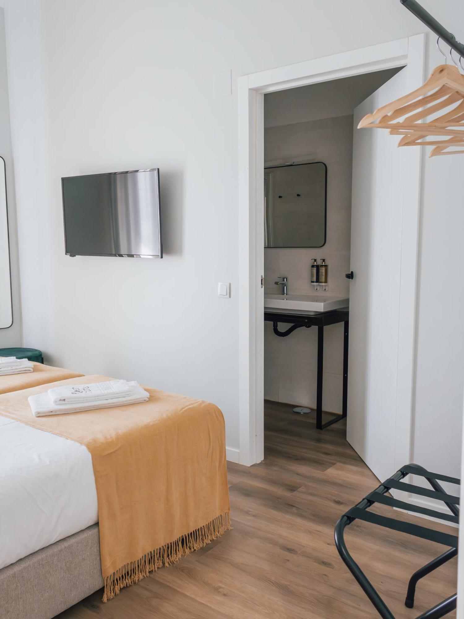 Double or Twin Room Private Bathroom